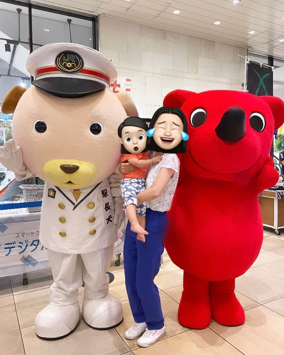 泉水はる佳のインスタグラム：「・ 今日6月15日は「県民の日」☺️✨  ことしは千葉県誕生150周年。 これから県内各地で記念イベントが開かれる予定です！ 私も千葉で生まれ育った者として 少しでも千葉を盛り上げていけたらと思っております🤝🏻  1歳の娘も完全にチーバくんを認識しており 街でチーバくんのポスターを見かけたり テレビにチーバくんが映ったりすると 「あ！」と指を刺して反応するのですが…  今日千葉駅でチーバくんに遭遇した娘は なぜか大泣きしておりました😭 （想像より大きかったのかな？）  私はすっぴんの髪ボサボサ。 娘はすごい顔で絶叫していましたので、 雰囲気だけお届けできれば。笑  娘が喜ぶだろうと…思っての…ことだったんですが… 母の私がチーバくんと一緒に写真を撮りたいだけでした🙏🏻笑 娘、付き合わせてごめん！  ふふふ でもねいい写真なんですよこれが🥰 娘のいろんな表情を見てきたつもりだけど こんっな顔するのかと。笑 いい記念になりました。  チーバくんありがとう❤️ あと、駅長犬も、ありがとう🤍  #千葉県 #千葉 #県民の日 #千葉駅 #チーバくん #チバテレ #マスコットキャラクター」