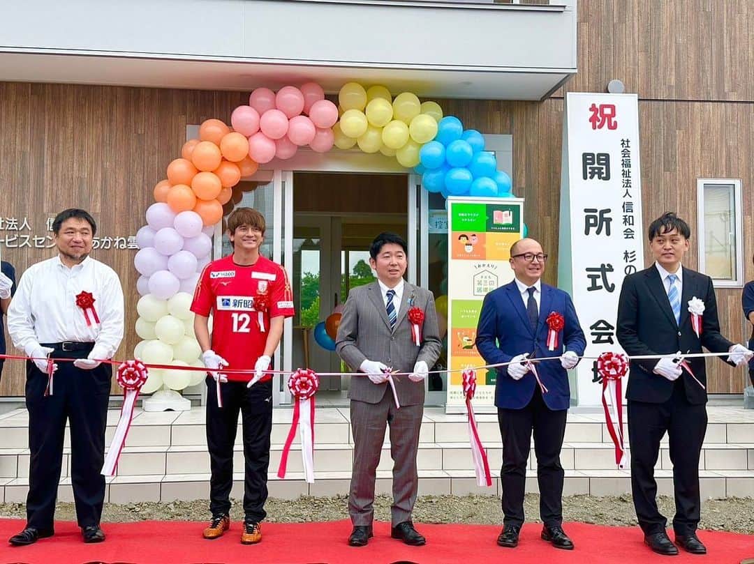 カレン・ロバートのインスタグラム：「昨日はお世話になりまくっている『信和会』さんの新しい施設のオープンイベントに参加させていただきました🥳🎊  子供たちの【第3の居場所】としてやローヴァーズサッカースクール茂原校の保護者様たちがくつろげる癒し空間となっております🦁🙌ﾊﾞﾝｻﾞｰｲ  オープン前には信和会の皆さまにも誕生日も祝ってもらえて本当素敵な一日を過ごせました🥺💕 #福祉#サッカー#茂原市#信和会#ローヴァーズ」