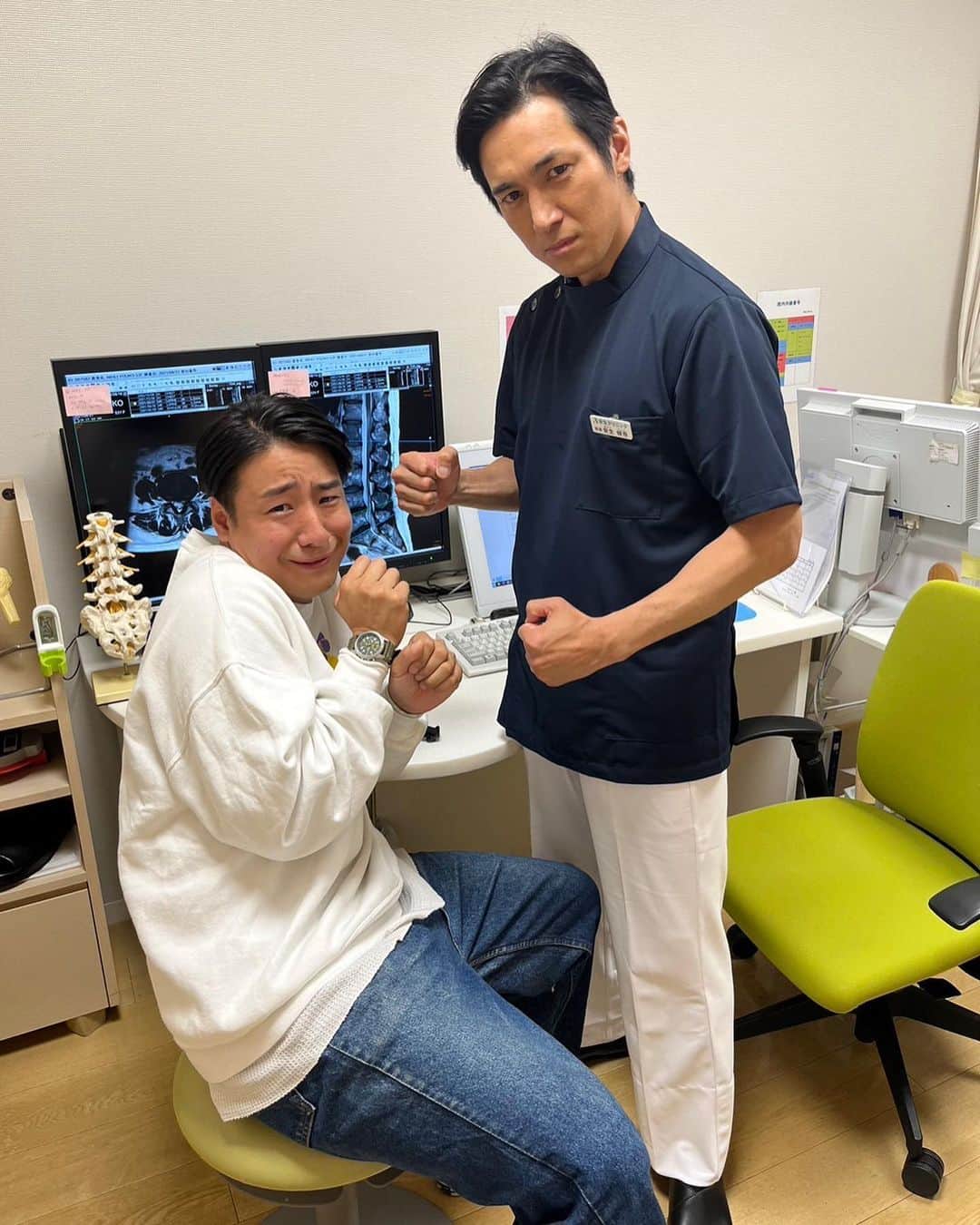 合理的にあり得ない〜探偵・上水流涼子の解明〜のインスタグラム：「. ／ #合理的にあり得ない 9話オフショット🕵️ ＼  モラハラ医師に怯える 患者・青木（田津原理音）  初演技の田津原さんは、 カメラが回っていない間 演技に関して、高橋さんに 色々と質問していました✨  9話まだ配信中です！ TVer☞ https://tver.jp/lp/episodes/epafgozpxe カンテレドーガ☞ https://ktv-smart.jp/movie/index.php?key=152721」