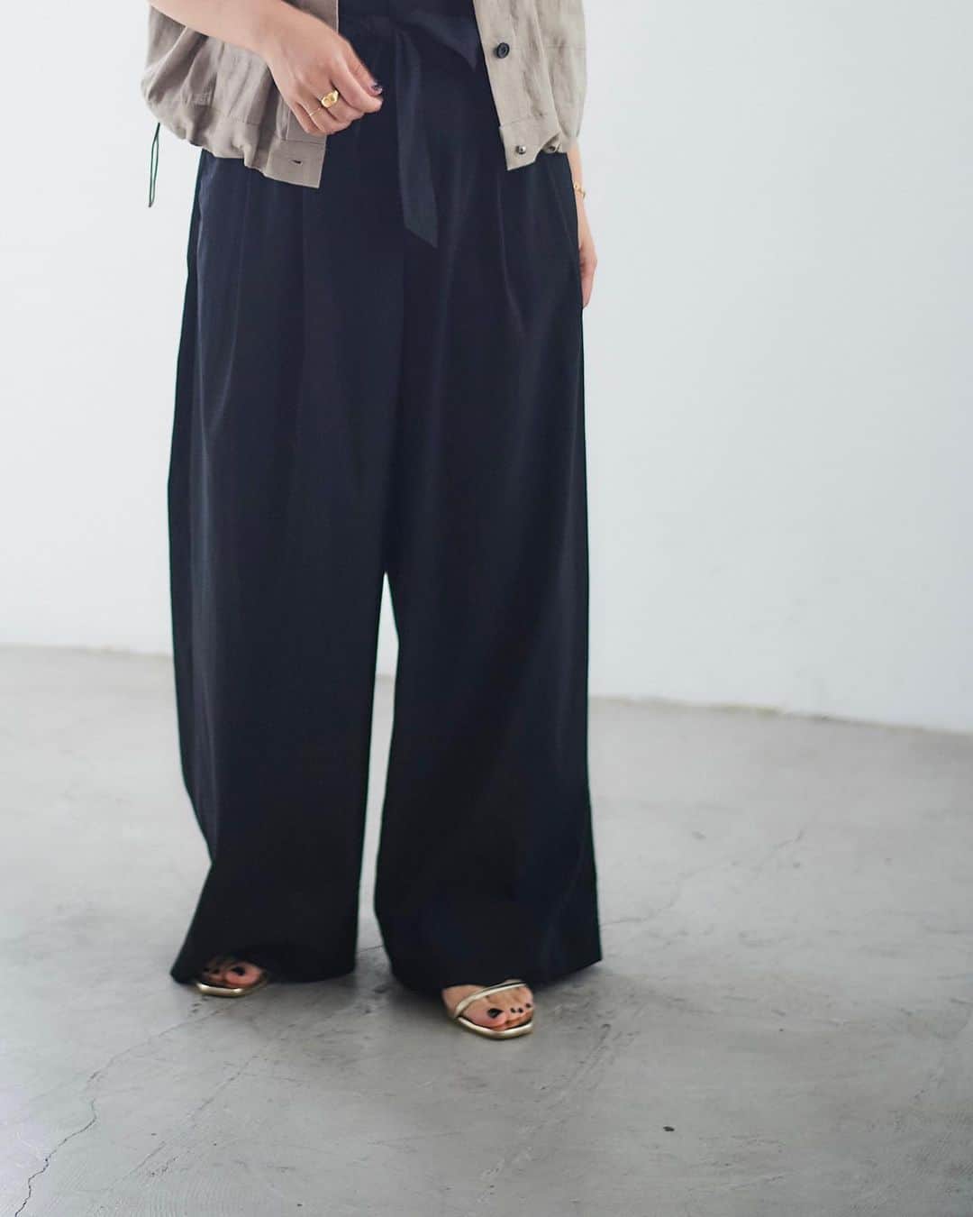 le. coeur blancのインスタグラム：「.  \ bottoms collection / ⁡ スタッフ人気も高い、 "いま"ゲットしておきたい ボトムスまとめ ⁡ --- ⁡ ⁡ ウエストリボンタックワイドパンツ ¥12,430 no. 3033055922  shop / online store : 販売中 ⁡ ⁡ フラワープリーツスカート ¥14,410 no. 3033043505  shop / online store : 販売中 ⁡ ⁡ シェルタリングセンタープレスパンツ ¥15,950→¥11,165[30%OFF] no. 3033052702  shop / online store : 販売中 ⁡ ⁡ レーヨン麻ストライプストレートスカート ¥10,890 no. 3033045921  shop / online store : 販売中 ⁡ ⁡ 麻ワイドクロップドパンツ ¥10,890 no. 3033059201  shop / online store : 販売中 ⁡ ⁡ タックデニムワイドパンツ ¥12,980 no. 3033056602  shop / online store : 販売中 ⁡ ⁡ ふくれジャガードタイトスカート ¥12,430 no. 3033042703 shop / online store : 販売中 ⁡ ⁡ レーヨン麻イージーパンツ ¥12,980 no. 3033057002 shop / online store : 販売中 ⁡ ⁡ _________________________ ⁡ < 𝗶𝗻𝘀𝘁𝗮 𝗹𝗶𝘃𝗲 𝘀𝗰𝗵𝗲𝗱𝘂𝗹𝗲 > ⁡ 6/21(水)、6/30(金) ⁡ ⁡ ⁡ ⁡ ⁡ ⁡ ⁡ ⁡ ⁡ ⁡ ⁡ ⁡ #lecoeurblanc #ルクールブラン #spring #summer #le_23ss #le_web #ボトムス #パンツ #ワイドパンツ #スカート」
