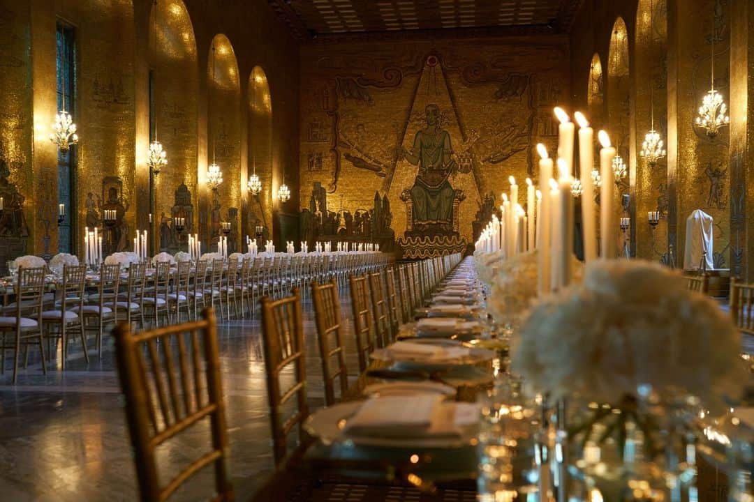 マックスマーラさんのインスタグラム写真 - (マックスマーラInstagram)「Take a closer look at the stunning #MaxMaraResort24 dinner in Stockholm's awe-inspiring Golden Hall. The Hall is covered in an impressive 18-million-piece intricately crafted golden mosaic which depicts the rich tapestry of Swedish history. #MaxMara」6月15日 20時00分 - maxmara