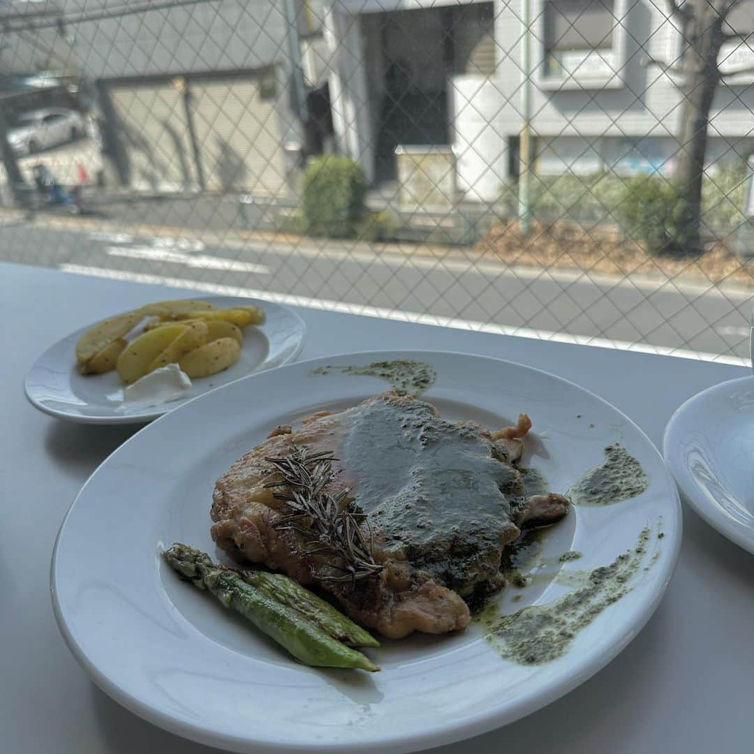 立澤香奈さんのインスタグラム写真 - (立澤香奈Instagram)「ここのカフェラテだいすき🥹 ホットもアイスも！ 甘いもの種類も豊富だし、 食事メニューも豊富🥹 一口大福は見た目も可愛いし 美味しかった☺️ (半分以上👧🏻に食べられたけど)  ワッフルとチキンソテーは 初めて行った時に食べた🫶  学大行ったら毎回行きたくなるカフェ☕️  #学芸大学カフェ#学大カフェ#東京カフェ#東京カフェ巡り#東急東横線グルメ #カフェラテ#カフェラテアート#bubbleschillcoffee」6月15日 20時00分 - kana_tatsuzawa