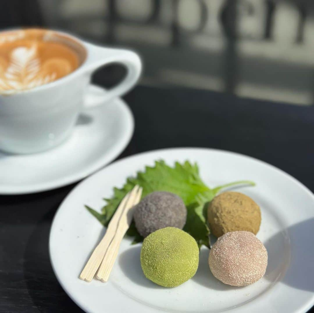 立澤香奈さんのインスタグラム写真 - (立澤香奈Instagram)「ここのカフェラテだいすき🥹 ホットもアイスも！ 甘いもの種類も豊富だし、 食事メニューも豊富🥹 一口大福は見た目も可愛いし 美味しかった☺️ (半分以上👧🏻に食べられたけど)  ワッフルとチキンソテーは 初めて行った時に食べた🫶  学大行ったら毎回行きたくなるカフェ☕️  #学芸大学カフェ#学大カフェ#東京カフェ#東京カフェ巡り#東急東横線グルメ #カフェラテ#カフェラテアート#bubbleschillcoffee」6月15日 20時00分 - kana_tatsuzawa