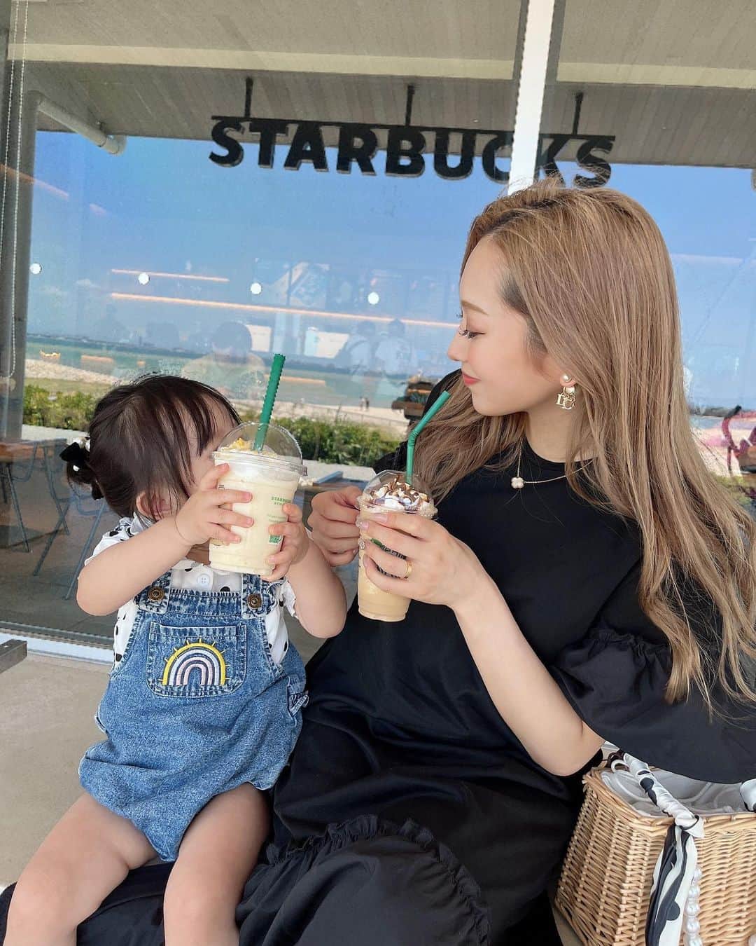 SUZUのインスタグラム：「❤︎  パパママのスタバやのに " いぇ〜い☺︎ "って自分のものやと思って 喜んで乾杯してくる🌼 どんな表情も可愛い♡♡  #親子コーデ#女の子ママ#姉妹ママ#妊婦#親子モデル #マタニティコーデ#マタニティフォト  #マタニティライフ#妊婦コーデ#ママコーデ #女の子ベビー #女の子コーデ #子供服 #ベビー服」