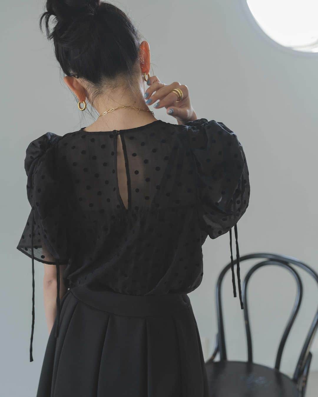 鈴木詩織のインスタグラム：「本日20時から嬉しいことに @meri.onlinestore コラボ全アイテム再販となります🫶🏻  前回予想を超えるご好評に本当に感謝でいっぱいです😭✨🤍  今回の再販では前回購入頂けなかった皆さまがご購入できることを祈りながら、 そして毎度ドキドキしながら販売を迎える私であります😂  お手元に届いて素敵！と喜んで頂けるようなアイテムばかりと思っているので、是非届いてからたくさん着て頂けたら嬉しいです🙇🏻‍♀️  お届けに関しましては、商品ページにも記載してあります通り即納ではないですが早ければ6月中、7月頭には届きますのでよろしくお願いします🩶🩶🩶  ⁡  #shiorin_styling#meri#ミリコのミリ活」