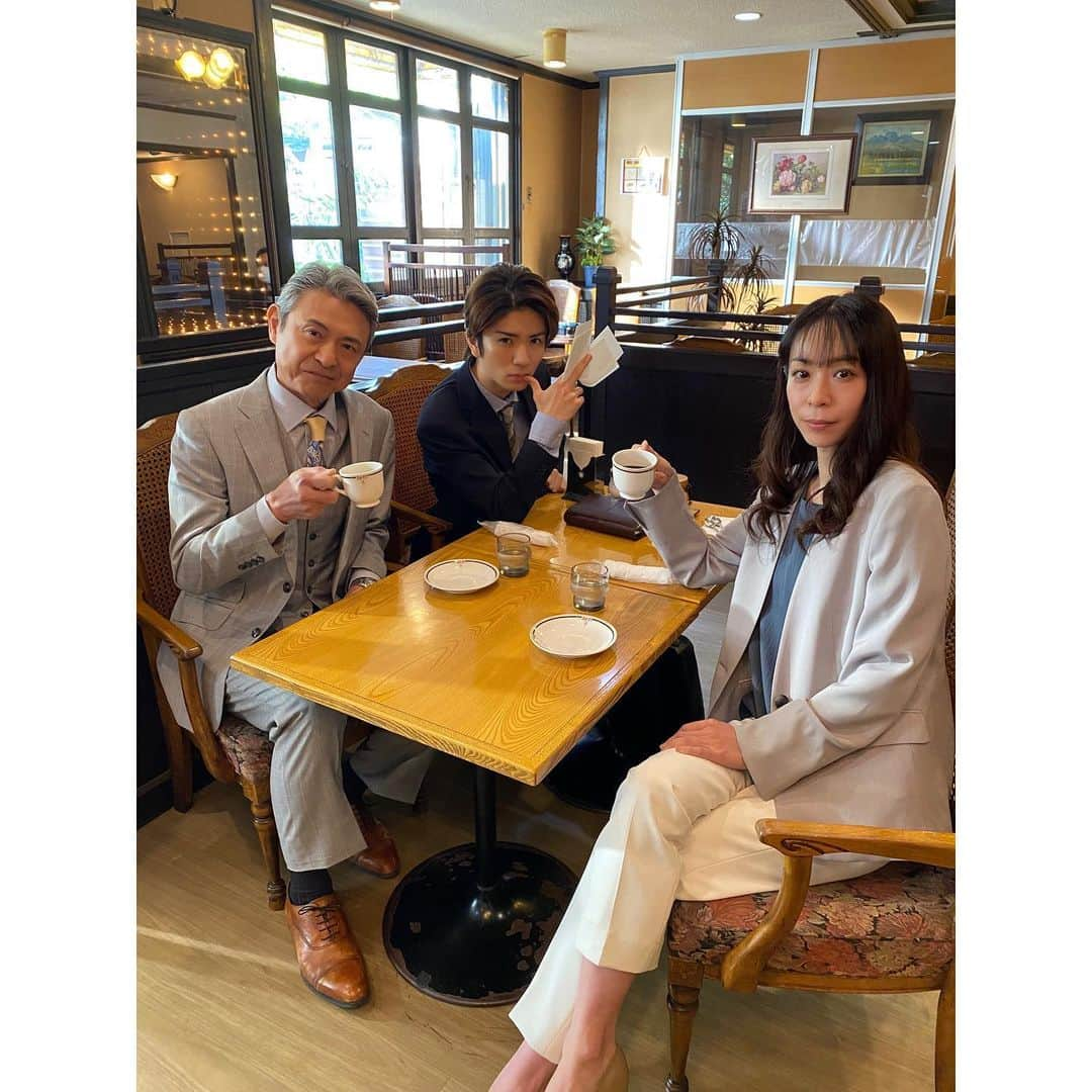 勝利の法廷式のインスタグラム：「髙橋優斗(#HiHiJets) さん#升毅 さん #遊井亮子 さんの◆お茶会オフショット◇  最終回のとあるシーン撮影の合間に 大人のお茶会？🤭☕️ （ひとりだけ、カードゲームしてる…😂）  ※ドラマの中では、どんな会話が繰り広げられるのか──⁉️ ぜひ、ご注目ください👀  ＼最終回・CASE10「約束」放送まであと4時間⚖️／  #勝利の法廷式 #志田未来 #風間俊介 #泉澤祐希 #市川知宏 #入来茉里 #カトウシンスケ #矢島健一 #北乃きい」