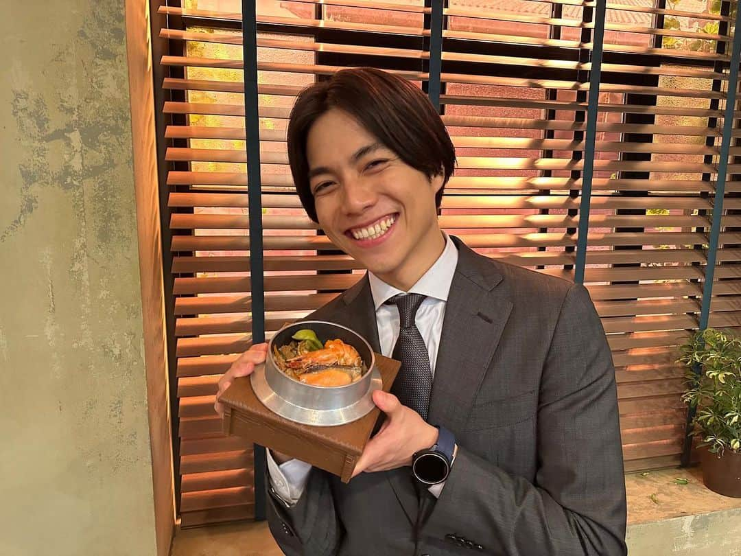 それってパクリじゃないですか？のインスタグラム：「. 熊井部長が釜めしを食べられた！  ということは… もちろんこの方もついに！！🦔  【満面の笑み😊with釜めし】  北脇さんからまさか「たわわわーん😋」が 聞けるなんて👂 #それってパクリじゃないですか？（by亜季）  芳根ちゃんも重岡くんも 本番が終わっても パクパク釜めしを食べていました😋 本当に「オンリー1の釜めし」 だったようですよっ！！  このシーンの撮影は #それパク 撮影期間でも 最もキャスト＆スタッフが 集合していた撮影でした！ ゆみも今度は釜めし屋の娘として月夜野へ！ （➡土居さんの声…いいですよね😀）  #芳根京子 #重岡大毅 #まさよし」