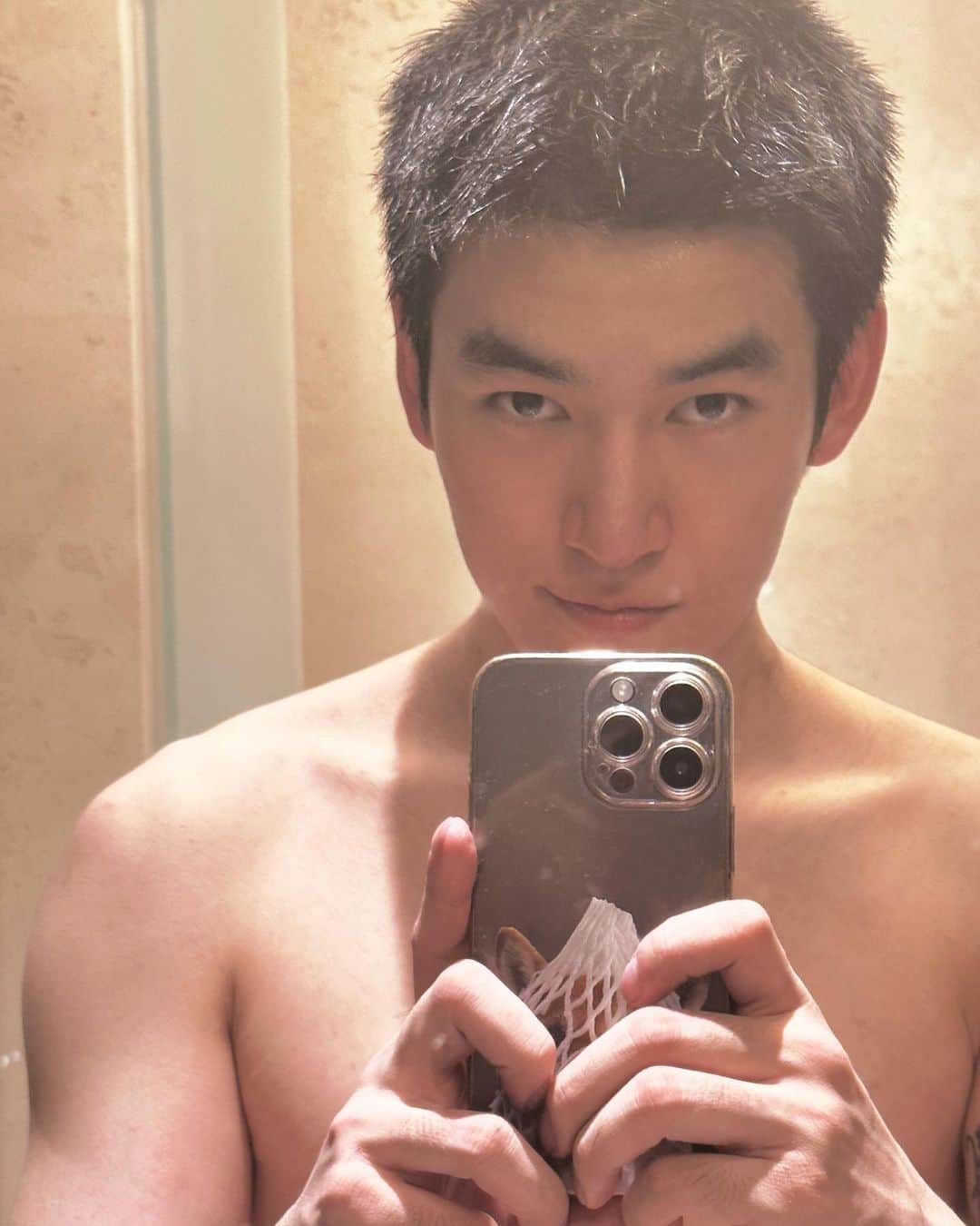 樋口葉生のインスタグラム：「Black hair by myself btw 👶🏻」