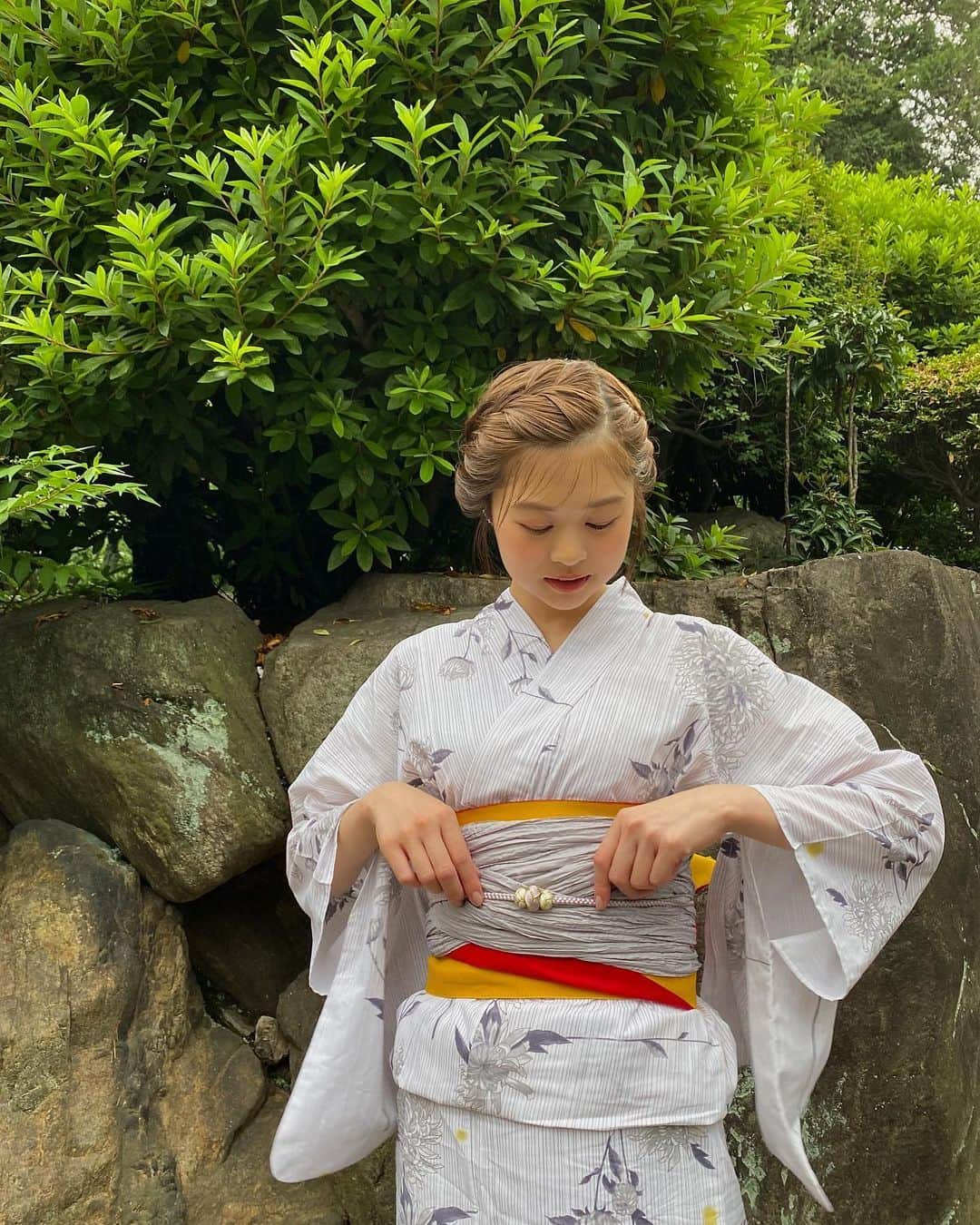 鈴原ゆりあのインスタグラム：「梅雨だというのに 撮影の日だけ唯一の晴れ😌  久々の浴衣にテンションが上がって 沢山撮って頂きました  ニコニコ😌  他の衣装も素敵だったのでしばしお待ちください〜  ｼﾞﾒｼﾞﾒした日が続きますが 皆さんの心が晴れやかでありますように」