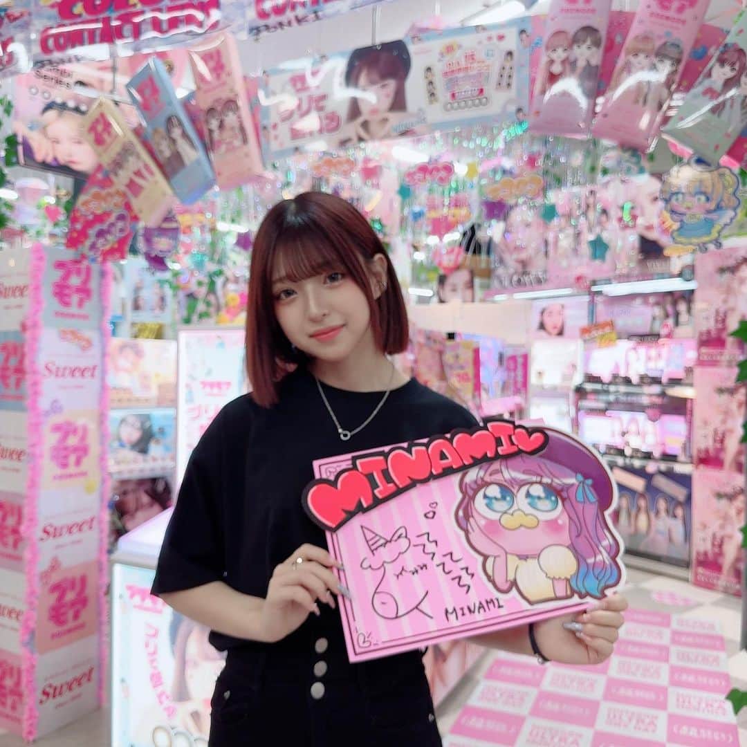 MINAMIさんのインスタグラム写真 (MINAMIInstagram)「. MEGAドン・キホーテ甲府店 プリモア店舗発売日にお邪魔してきました💛 よく行くドンキにこんなに大きく飾って