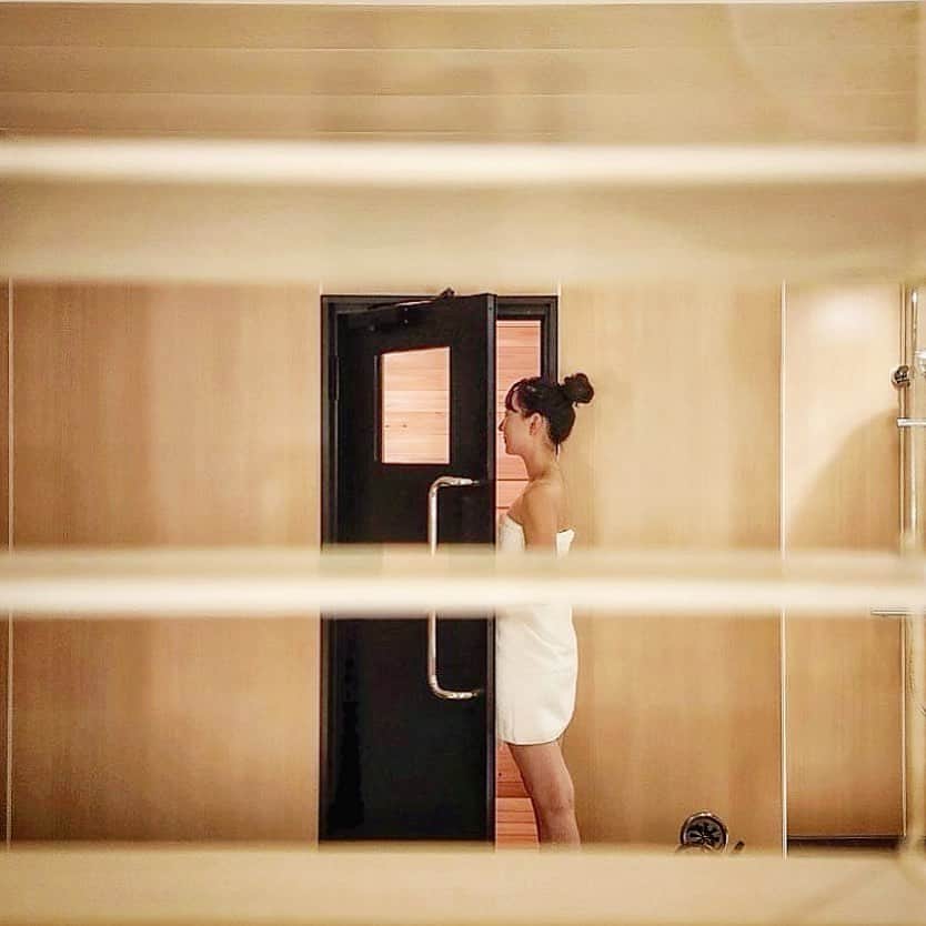 能美黎子さんのインスタグラム写真 - (能美黎子Instagram)「・ ホテルの部屋に #サウナルーム 。  お部屋にサウナルームが付いてるって、 想像以上に最高。  いつでも好きな時に 24時間入れる幸せ。  ベットで寝る以外、 ほぼお風呂場にいました。  本当、 想像以上…  最高すぎて、 また行きたい。  -----------------  リッチモンドホテルプレミア東京スコーレ @richmond_premier_schole   SPA TWIN BED ROOM  東京都墨田区押上1丁目10-3 〈アクセス〉 「押上駅」B3出入口より徒歩 1分  -----------------  @tokyo_joshibu  #sharelounge押上 #リッチモンドホテルプレミア東京スコーレ #押上 #東京女子部#サウナルーム付き客室 #女子旅 #都内ホテル#押上 #スカイツリーの見える部屋 #スカイツリー #たびじょ #日本の美 #サウナ女子 #japantravel」6月15日 20時16分 - reikonohmi