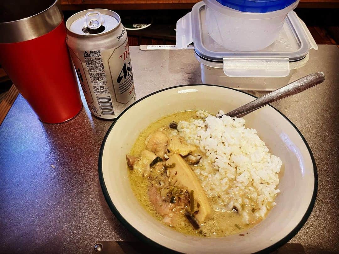 大和一孝のインスタグラム：「凍らせてたタイカレーと凍らせてた米とニューギアで夕御飯  #タイカレー初めてスパイスから作った」