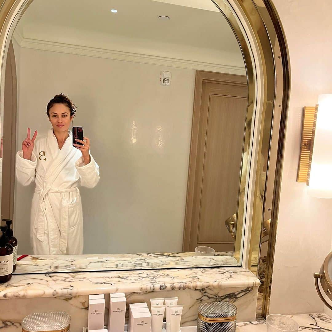 オルガ・キュリレンコのインスタグラム：「After glamourous gowns and red carpets one always needs a moment of quiet and relaxation. Spa time ☺️ @fouquets.newyork @hotels.barriere」