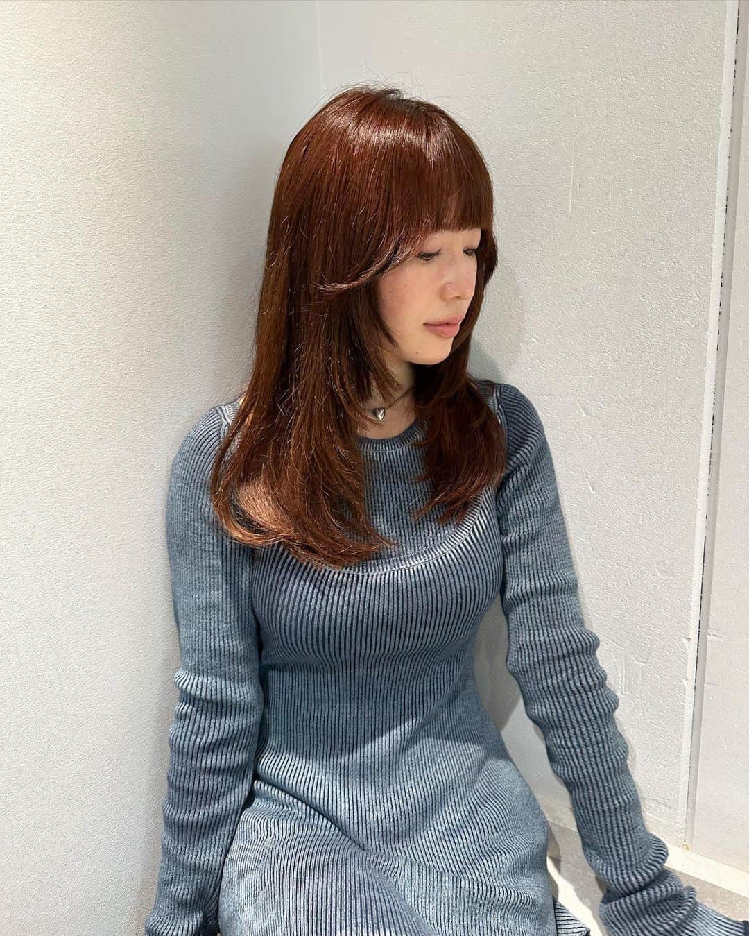 柚月瀬那のインスタグラム：「(前置き長め)２日前にドライヘッドスパ行ったら 髪の毛がゴムに絡まって朝4時まで取るの苦戦した。4時まで頑張った結果ヘアゴムから髪の毛取れなかったのでハサミで切り落としたの。今思えばゴムを切ればよかた🥹 引っ張ったり苦戦してたから髪の毛傷んだのでTOKIOハイパートリートメントしてもらただ @romp_satoru 🫶🏻💗😩 いつも救世主。 髪生き返った🙇🏻‍♀️💎 TOKIOハイパートリートメントは日本に限られたサロンにしかないからぜひ体験してもらいたい！私はエクステにもトリートメント効果あるように感じたよ✨ あと前髪カットも💇🏻‍♀️🙇🏻‍♀️」