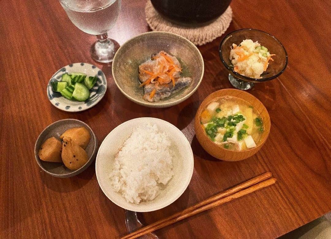 瀬戸サオリのインスタグラム：「家にいるとき ほぼ和食以外食べない我が家🥹 ご飯に魚に味噌汁が 1番好き。。🐟  そして毎日6時おきの疲れが めちゃくちゃ眠くて🥱💤 寝かせながら寝落ちしては 起きて家事をする日々😨  明日もがんばろう🏃‍♀️  #おうちごはん  #オーガニック #有機野菜 #saori_cooking」