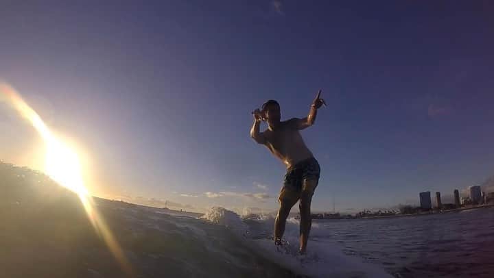 三浦理志のインスタグラム：「懐かしのサンセットタイムセッション〜 🎥 @kenyutakahashi  #surf #surfing #sunset #singlefin #surfandnorf」