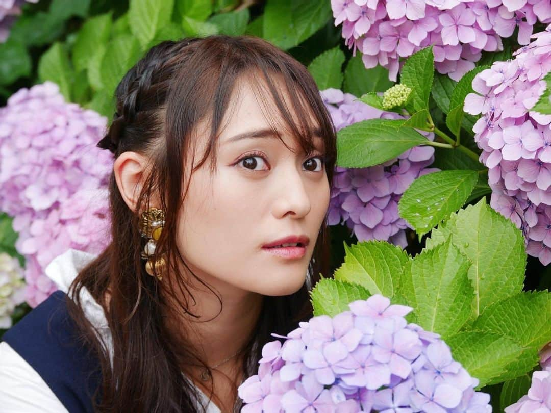 犬塚あさなのインスタグラム：「紫陽花見てきた♡  Photo by manager❤︎✨  #紫陽花 #アジサイ #梅雨 #梅雨映え #梅雨映えの花 #花 #映え #一眼レフ #写真 #神戸 #神戸観光 #神戸紫陽花  #タレント #リポーター #俳優 #hydrangeas #hydrangea #talent #kobe #japan」