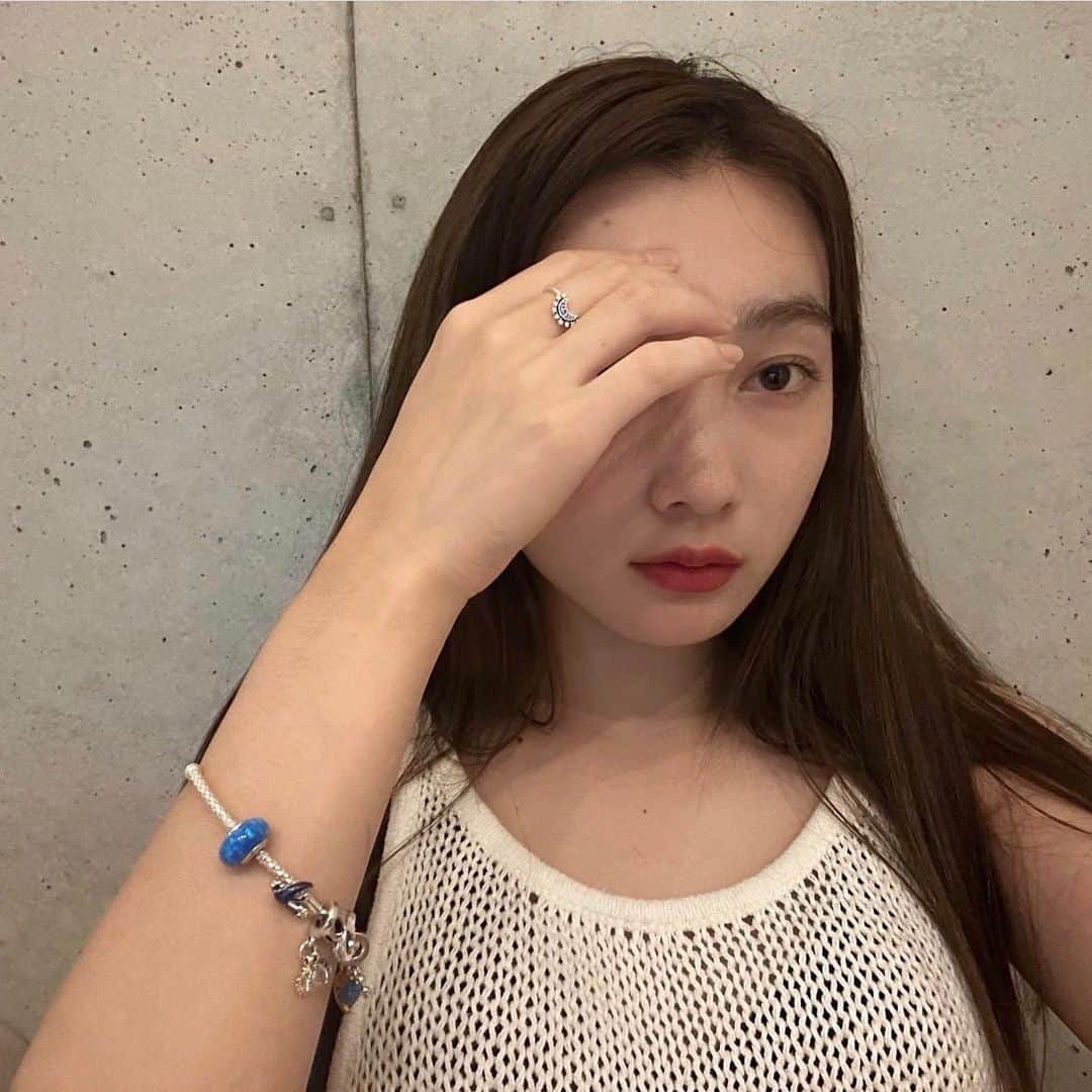 新野尾七奈のインスタグラム：「自然界にインスピレーションされているジュエリーを自由なスタイリングでカスタマイズできるPANDORA @theofficialpandora  自分の好きが詰まったアクセサリーをつけると更に輝けるよね🫶🏻🪐🌎  #PandoraMe #パンドラ #パンドラジュエリー #ShotForPandora #Ad」