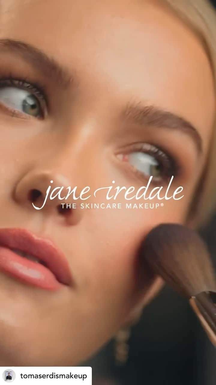 ジェーン・アイルデールのインスタグラム：「#Repost @janeiredale_norway  Jane Iredale アメリカ製の最高品質のミネラル、可能な限りオーガニック素材を使用した、高機能でクルエルティフリーのスキンケアメイクアップ💄  最新の美容成分と、その機能を最大限発揮させる最先端のテクノロジー。高いスキンケア効果と、まるで何もつけていないように軽やかな美容液ファンデーションが、 最初のステップ「スムースアフェア」とともに肌の質感を整え、次のステップ「ピュアブレストベースSPF20/PA+++」とともに仕上がりの美しさを作り出します。  ジェーンアイルデールのメイクアップとスキンケア製品は、パラベン、タルク、フタル酸エステル、合成香料、遺伝子組み換え原料を使用していません。  ▼詳細はプロフィール欄のURLから @janeiredale_japan   ＊＊＊＊＊＊＊＊＊＊＊＊＊＊＊＊＊  #janeiredale  #ジェーンアイルデール #クリーンビューティ #スキンケアメイクアップ #ミネラルコスメ #オーガニックコスメ #ナチュラルコスメ #メイクアップアーティスト #デパコス #ナチュラルメイク #メイクアップ #ミネラルメイク #限定キット #日焼け止め#MRiBeauty #紫外線防止 #夏新作 #コスメ紹介 #メイク #makeup #ZOZOCOSME #ゾゾコスメ #コスメ #COSME #メイクアップ #ZOZOTOWN #ゾゾタウン #美肌成分 #crueltyfree #beauty」