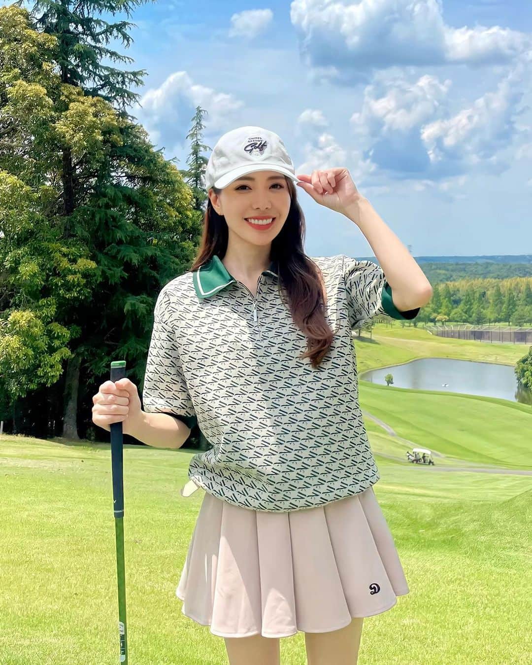 Aoiさんのインスタグラム写真 - (AoiInstagram)「夏ゴルフ、楽しんでますかー！☀️☀️  私は　@lenan_golf とコラボさせて頂いたウェアのおかげで、例年よりもゴルフへの愛情が増しに増しております✨  ワンピースも可愛いけど、やっぱりユニセックスのウェアも本当に可愛くて❤️ どんな着方すればいいですか？ とご質問頂くことが多いのですが、なんでも合います🫶 この日はフレアスカートに合わせましたが、タイトスカートもショートパンツも可愛いので今度また載せようと思います💕 グリーンがゴルフ場でとっても映える✨  着用サイズ Mサイズ 身長 158cm 普段の着用サイズ S  #lenan #ルナン」6月15日 20時28分 - aoioa
