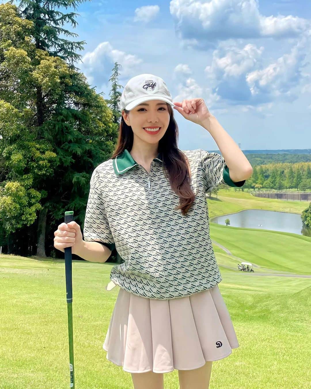 のインスタグラム：「夏ゴルフ、楽しんでますかー！☀️☀️  私は　@lenan_golf とコラボさせて頂いたウェアのおかげで、例年よりもゴルフへの愛情が増しに増しております✨  ワンピースも可愛いけど、やっぱりユニセックスのウェアも本当に可愛くて❤️ どんな着方すればいいですか？ とご質問頂くことが多いのですが、なんでも合います🫶 この日はフレアスカートに合わせましたが、タイトスカートもショートパンツも可愛いので今度また載せようと思います💕 グリーンがゴルフ場でとっても映える✨  着用サイズ Mサイズ 身長 158cm 普段の着用サイズ S  #lenan #ルナン」