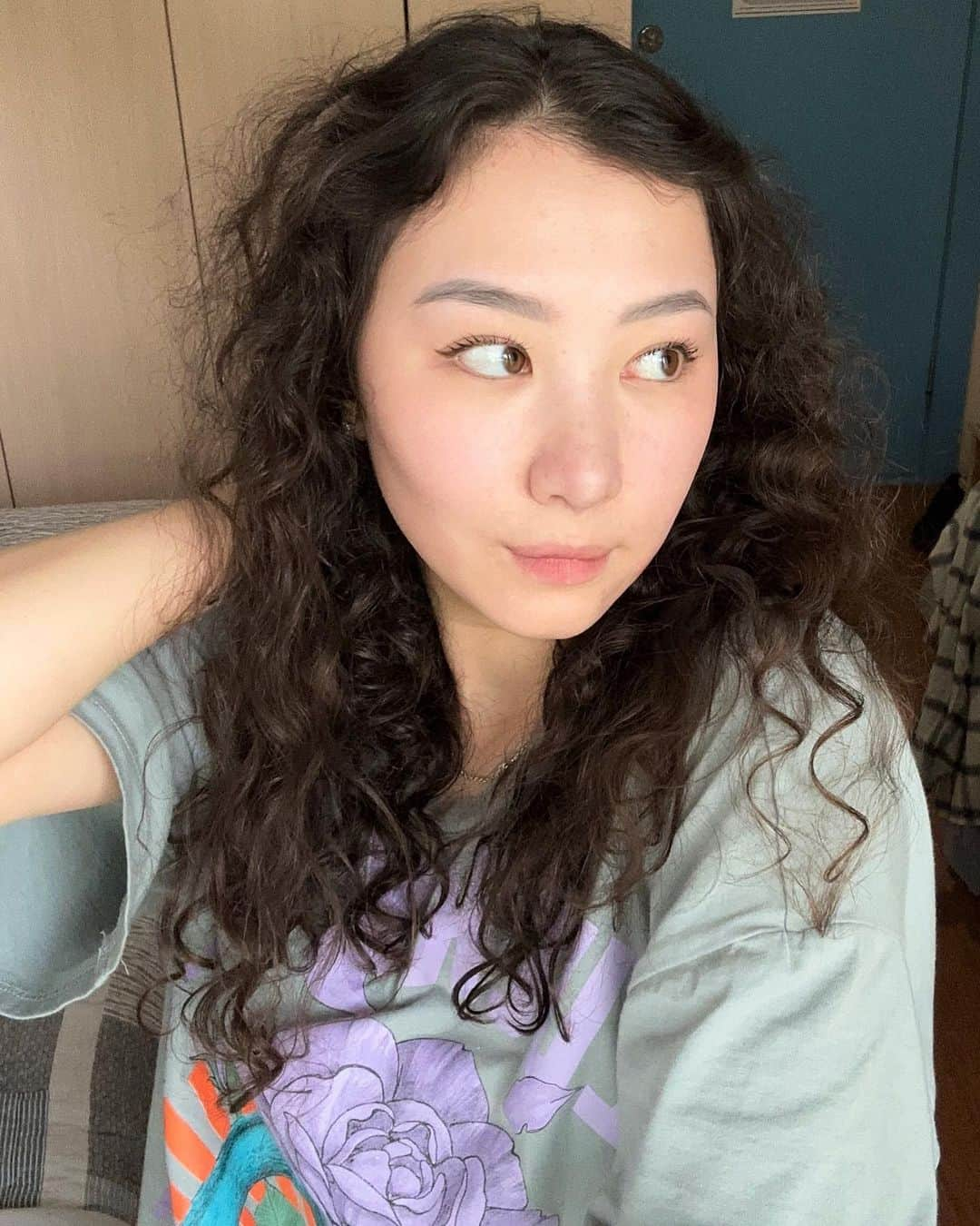 エリザヴェート・トゥルシンバエワのインスタグラム：「i guess my hair decides my personality for the day」