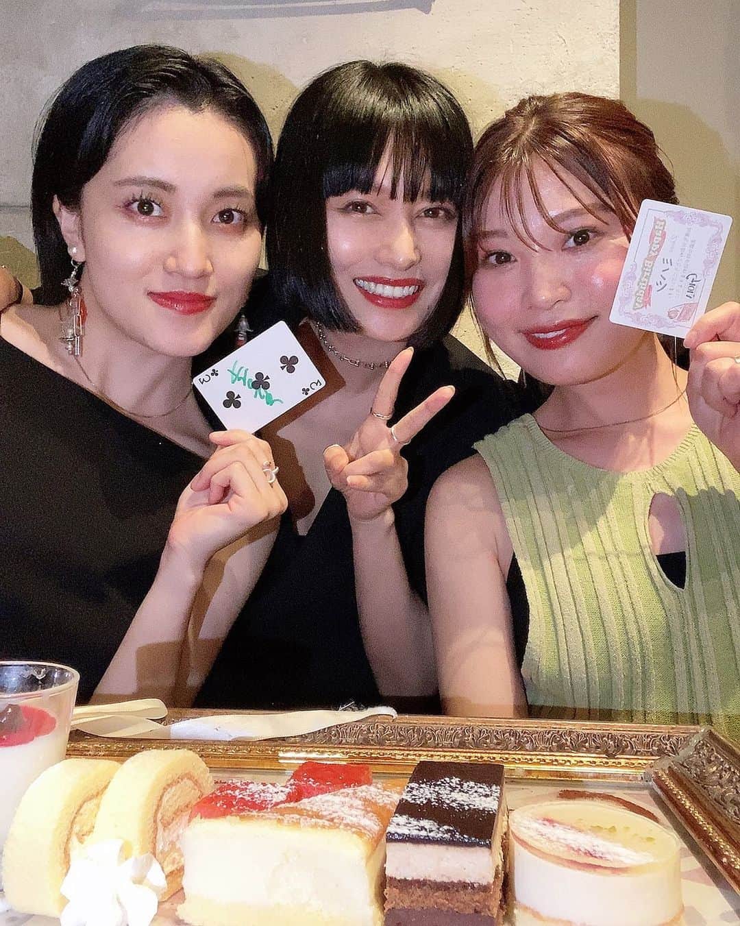 佐藤乃莉のインスタグラム：「やっと2人のお誕生日をお祝いw💕 今回はマジックレストランで🪄🍽️  2人のリアクションが可愛くて 佐藤が1番笑っちゃってる😂  #birthday #smile #happy#friends」