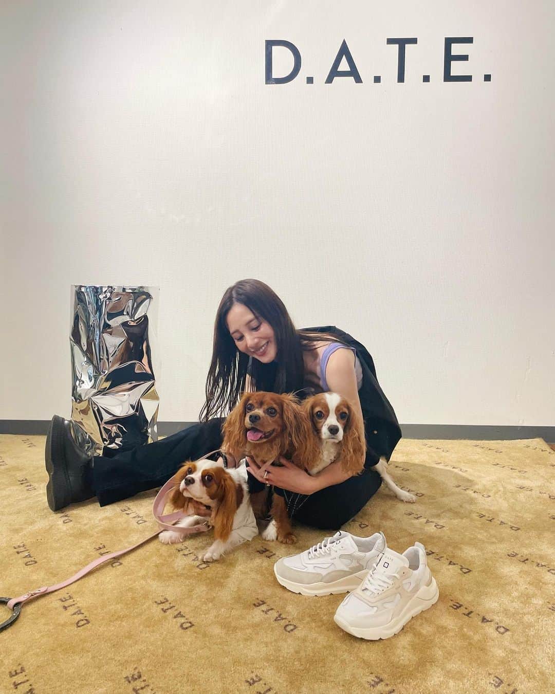 のインスタグラム：「毎日雨で犬のお散歩が難しい~🫣 ・ 靴にも困る梅雨は スニーカーが1番良い👟🌂 ・ @date_sneakers クッションソールが効いていてめちゃ歩きやすい♡ ・ ・ ・ #familypic #ほとんどお家🤣 #スニーカー #犬のいる暮らし #木下ココ」
