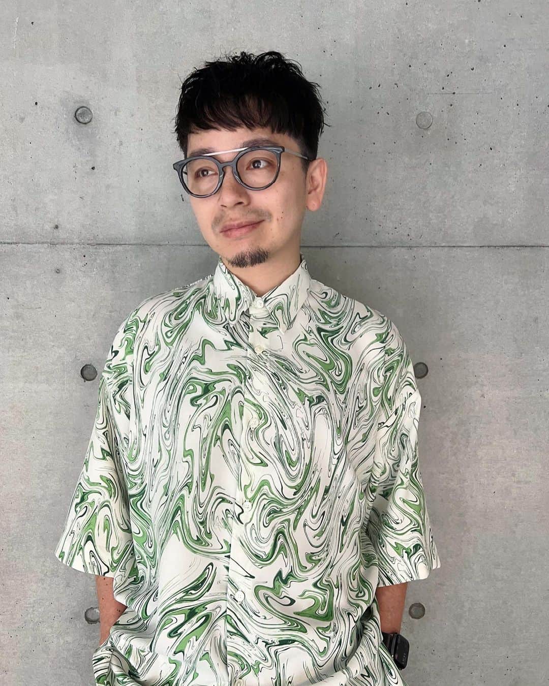 内田聡一郎のインスタグラム：「久しぶりに髪切りました✂️ 夏本番に向けて前髪短めで✂️  やっぱ髪切るって最高✌🏼  スタイリング剤はdAnce.の新作 ポッピンフィグで🕺  cut @ququ_ura  hairset @leco_sakuma  stylingitem @dance.design_tuner   #LECO #lecotokyo #イメチェン　#カット #メンズヘア　#メガネ  #前髪短め　#眉上  #メガネ男子」