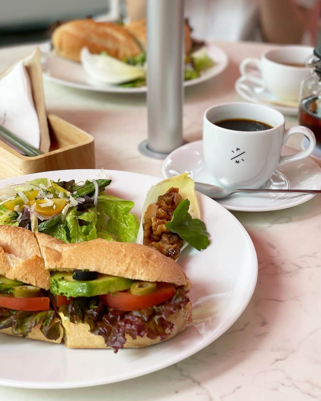 ハンナミのインスタグラム：「☕️🥪🥗✨  #pierremarcolini  天気良かったからテラスでランチ :)」