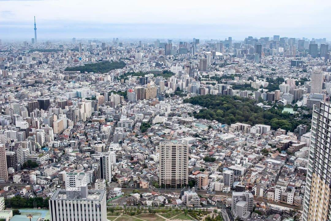 木村真人さんのインスタグラム写真 - (木村真人Instagram)「池袋の風景  スケーターの友達とサンシャイン池袋に行ってきました！ 6枚目東京タワーが写真真ん中から少し右に細く小さく写ってます。 コレには載せてませんが人工芝で寝そべることのできる場所もあって静かでとても良かった。 建物の屋上に教習所があってビックリ！ 暮れてきて灯りが目立つようになりとても綺麗だった  #サンシャイン池袋 #池袋の風景 #ファインダー越しの私の世界 #eoskissx7 #efs24mmf28stm」6月15日 20時31分 - masato_spinner