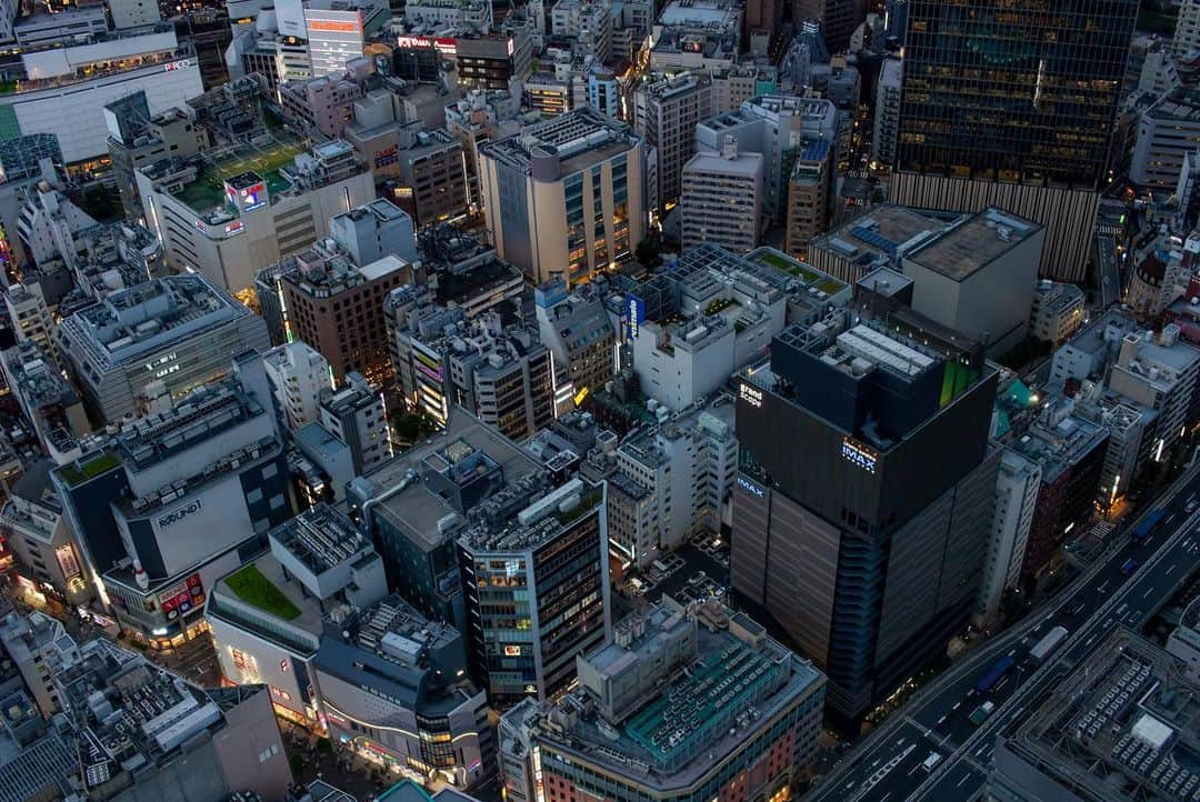 木村真人さんのインスタグラム写真 - (木村真人Instagram)「池袋の風景  スケーターの友達とサンシャイン池袋に行ってきました！ 6枚目東京タワーが写真真ん中から少し右に細く小さく写ってます。 コレには載せてませんが人工芝で寝そべることのできる場所もあって静かでとても良かった。 建物の屋上に教習所があってビックリ！ 暮れてきて灯りが目立つようになりとても綺麗だった  #サンシャイン池袋 #池袋の風景 #ファインダー越しの私の世界 #eoskissx7 #efs24mmf28stm」6月15日 20時31分 - masato_spinner