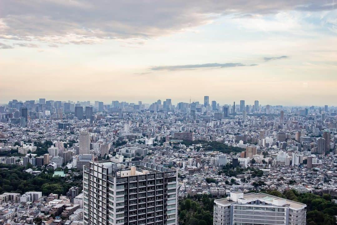 木村真人さんのインスタグラム写真 - (木村真人Instagram)「池袋の風景  スケーターの友達とサンシャイン池袋に行ってきました！ 6枚目東京タワーが写真真ん中から少し右に細く小さく写ってます。 コレには載せてませんが人工芝で寝そべることのできる場所もあって静かでとても良かった。 建物の屋上に教習所があってビックリ！ 暮れてきて灯りが目立つようになりとても綺麗だった  #サンシャイン池袋 #池袋の風景 #ファインダー越しの私の世界 #eoskissx7 #efs24mmf28stm」6月15日 20時31分 - masato_spinner