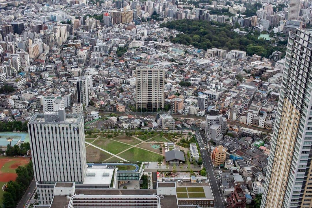 木村真人さんのインスタグラム写真 - (木村真人Instagram)「池袋の風景  スケーターの友達とサンシャイン池袋に行ってきました！ 6枚目東京タワーが写真真ん中から少し右に細く小さく写ってます。 コレには載せてませんが人工芝で寝そべることのできる場所もあって静かでとても良かった。 建物の屋上に教習所があってビックリ！ 暮れてきて灯りが目立つようになりとても綺麗だった  #サンシャイン池袋 #池袋の風景 #ファインダー越しの私の世界 #eoskissx7 #efs24mmf28stm」6月15日 20時31分 - masato_spinner