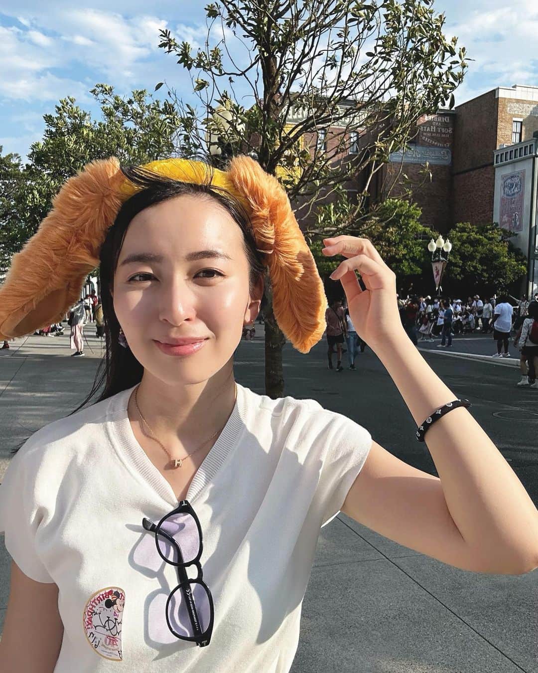 岩間恵のインスタグラム：「ひっさしぶりのディズニーシー！！ カチューシャも久しぶりに付けたし ミラコスタに泊まるのも小学生ぶり🤍🐭  浮かれた一日でした🎈  ディズニー行く時は思いっきりシンプルカジュアル👕 tops @plst_official  pants @miesrohe_   #スリンキーカチューシャ と #私の耳はなんのキャラクター ? 🐶🐕‍🦺🐕」