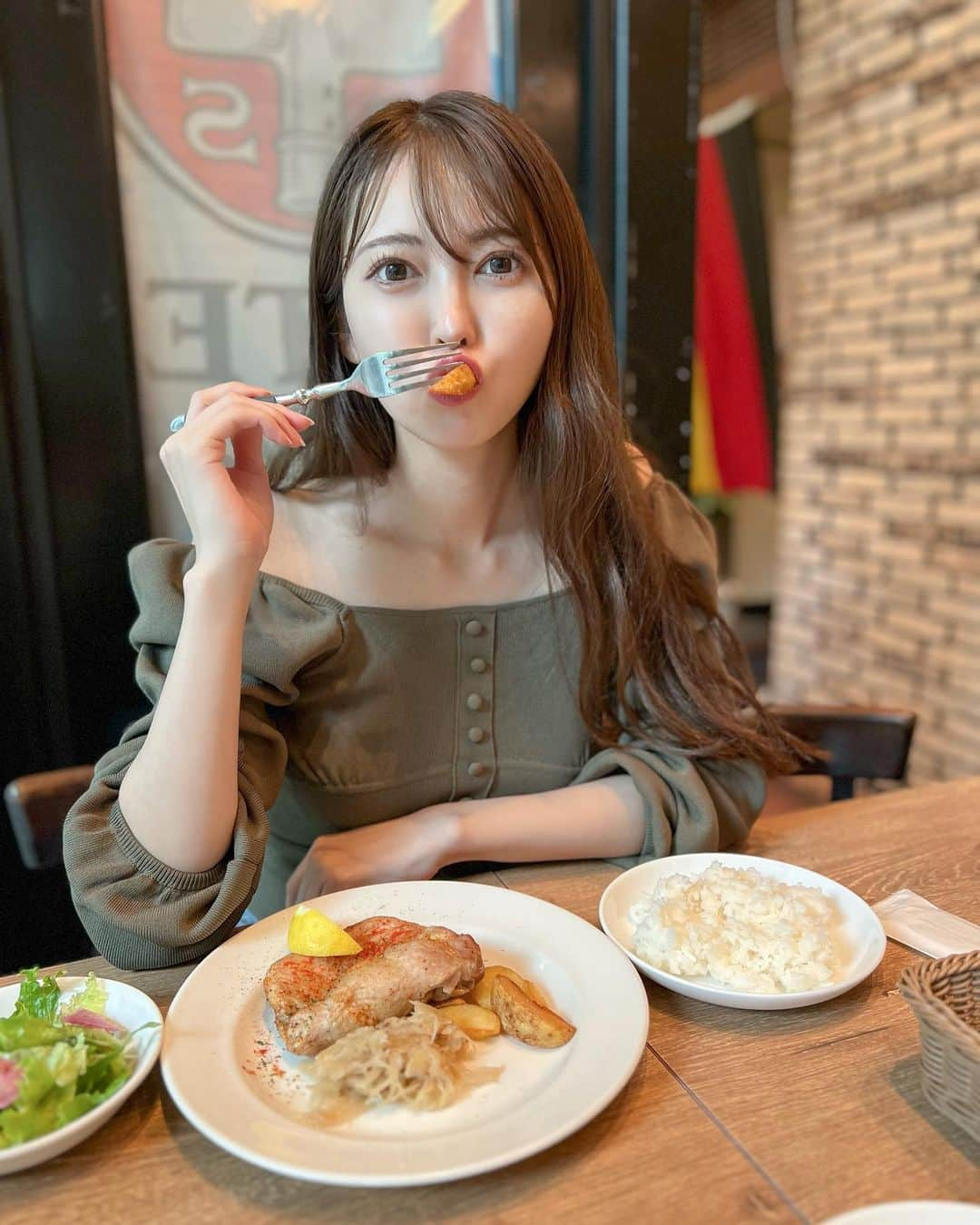 清水愛美さんのインスタグラム写真 - (清水愛美Instagram)「ママとランチ🍽🤍 沢山話せて楽しかった💓  笑顔が素敵な女性に憧れて こだわった歯🥹💕 よく質問をいただきます！  先日、クリーニングと検診に行ってきました❣️ 私は、 @faithdental_anniversarydental  で 裏矯正をしてからセラミックをしてもらってます！ (難易度高めな矯正です🥹👏✨)  セラミックなので、ホワイトニングも必要ないし、 綺麗な色を保てるけど、 歯茎のケアはしっかりしなければなりません！ なのでメンテナンスはかかせません！  しっかり家でもケアしているけど、 定期的にメンテナンスに行った方が 健康の為にも良い🥹✨← 歯茎とかね☺️  お口の中がすっっっきりするし、 お口の中の汚れも取れるし 歯茎も健康的になるから 定期検診は本当大事だなと！！  歯の印象でだいぶ変わるから、 やって良かったなと思います🥹💕 歯のオタクなのでまた色々まとめて 投稿しよーっと🫶💕  #歯　#セラミック #セラミック 矯正 #定期検診 #歯のクリーニング #アニバーサリーデンタルギンザ  #anniversarydentalginza #歯のオタク　#理想の歯 #透明感のあるセラミック #透明感　#矯正 #歯科矯正」6月15日 20時42分 - manami_s0902