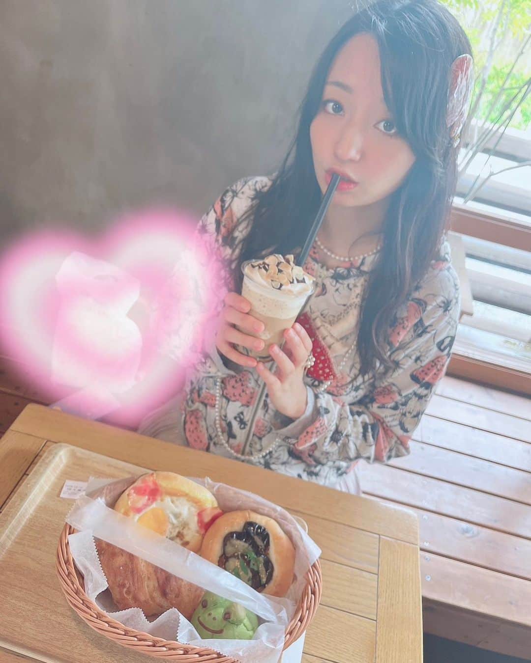榎あづささんのインスタグラム写真 - (榎あづさInstagram)「インスタでよく見かけて気になってた ✨🥐ひぐらしベーカリー🥖💕 @higurashibakery  陽当たりがよくて開放感あるイートインスペースが素敵でした。  動物モチーフやカラフルな可愛いパンが有名だけど、惣菜パンの美味しさが❣️うれしい❣️」6月15日 20時35分 - adusa_kinoko