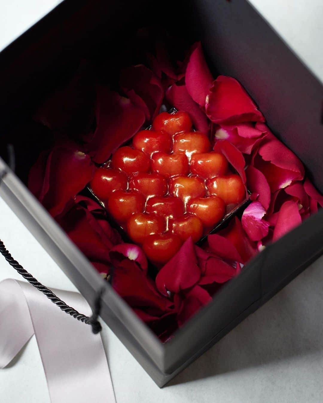 庄司夏子さんのインスタグラム写真 - (庄司夏子Instagram)「été Fairy collection “Cherry”🍒 It's like a fairy hiding among the roses.🌹🍒💃」6月15日 20時35分 - natsuko.ete