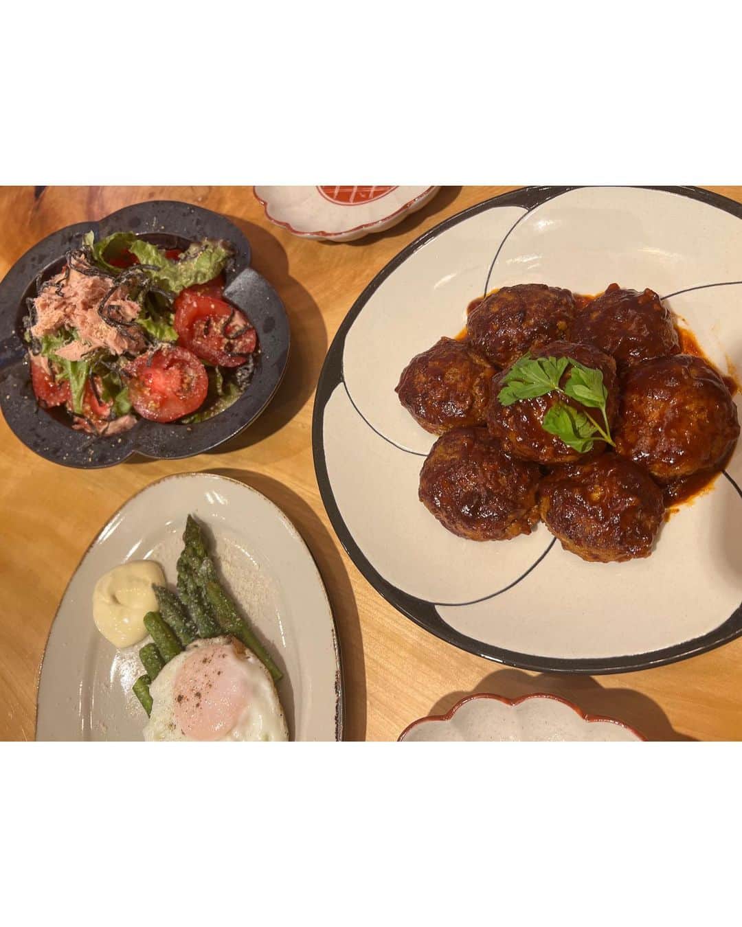 近藤千尋のインスタグラム：「ストーリーにはよく載せているけど ご飯も載せてみよう😂🍽️ よく、いつ作ってるんですか？ と質問頂くのですが、、、 お迎え行く30分前に作ってます😂笑💗 手の凝ったものはずっと作ってません… 1週間分の献立をなんとなぁく考えといて 子供が確実に食べるものしか作りません‼️笑  必死に作ったのに食べなかった…なんて よくあることだけど😂 私も子供の頃そうだったなぁと👧  昔みたいにたくさんの品数は作れないけど 丼！でも文句言わず食べてくれるひーぼぉくんにも感謝❤️  今週も駆け抜けたぜー！！！！！ (まだ明日もあるけど)  明日はラヴィット見てね💗😍  夜はつまみになる話📺もお忘れなくっ🍺」
