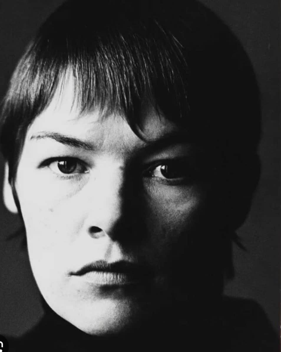 デビッド・モリシーのインスタグラム：「I feel like I post so many of these at the moment, but Glenda Jackson was a true trailblazer. A brave and passionate person not just as an actor but as a committed politician as well. She fought  tooth and nail for what she believed in. She was so full of truth and honesty in her performances. A really special talent. God Bless Her!」
