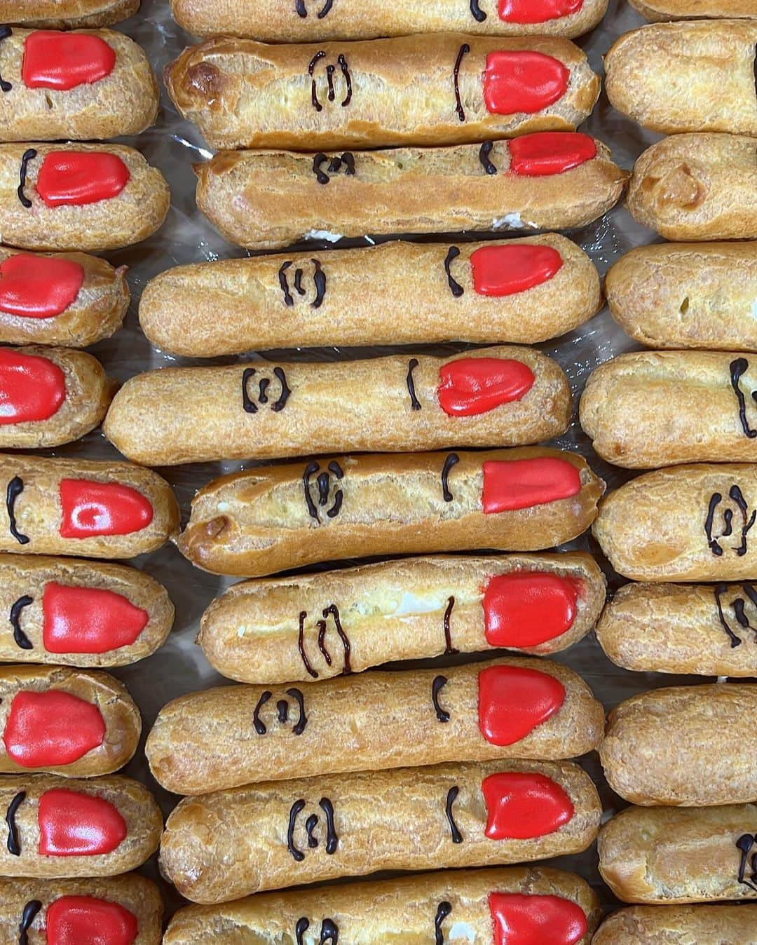 のインスタグラム：「レセプションでは 5周年の時にもお世話になった 原くんにケータリング を頼みました♡ @taichihara   どーしても5周年の時のこの指のシュークリームをお願いしたくて… わがままきいてくれて本当にありがとう💅 @like_restaurant_ でおなじみの ピーナッツのシュークリームで美味でした✨  他は熱々蒸し立ての角煮まんを振る舞ってくれました🤍  いつも刺激と安心感をくれる原くん  素敵な驚きと美味しいケータリングを提案してくれてありがとー！  これからもよろしくー🥰🥰🥰  #i_ma_koko_2023」