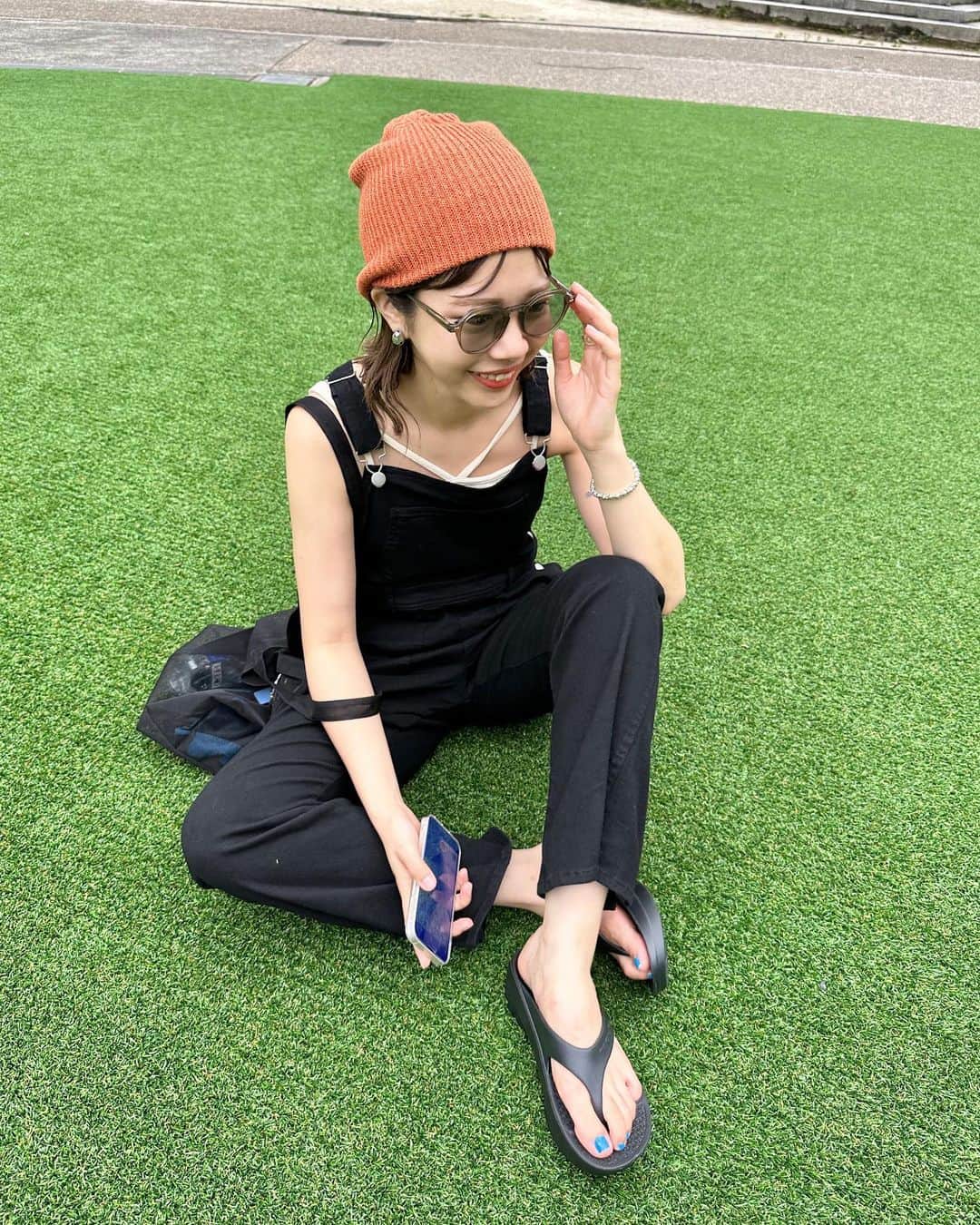 katomari. カトマリのインスタグラム：「大愛用してるスリムサロペット👩🏻‍🌾 2023ver登場〜！  これ本当にストレッチ効いてて楽なのに めちゃくちゃスタイルアップしてくれるのです、、！ 脚長効果すごいしお尻もなくなります🪄 魔法のサロペットと名前をつけたい🪄  サロペットも、合わせてるニット帽も 明日から予約開始です❤️‍🔥  撮影してたら🐦が侵入してきた（笑） 最後までスクロールしてください🐦  #Kastane #Kastane_salopette  #夏コーデ #夏服コーデ #トレンドコーデ  #ミディアムボブ #ミディアムヘア #ミディアムヘアアレンジ  #パーマ風巻き髪 #高身長コーデ #高身長女子 #骨格ナチュラル  #カスタネ #30代コーデ #アラサーコーデ #サロペットコーデ #サロペット #細見えコーデ  #細見え #肌見せコーデ #肌見せ #ニット帽 #ニット帽コーデ #サングラス女子  #カラーサングラス #サングラスコーデ  #oofos #ウーフォス #ブラックコーデ」