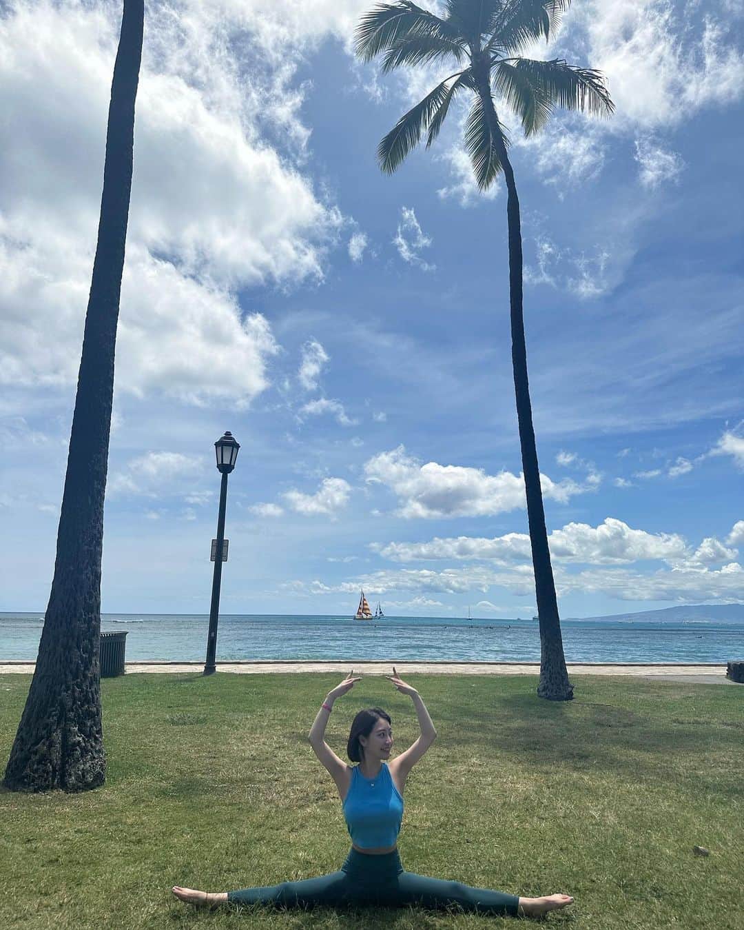 中西悠綺さんのインスタグラム写真 - (中西悠綺Instagram)「🧘‍♀️🌤️  新体操とバレエを習っていたので身体が柔らかいです〜☺️🩰  我在夏威夷的公園裡練瑜伽啦🌴 我從小學習藝術體操和芭蕾舞，所以我的身體很柔軟的😆  #hawaii #kapiolanipark #yoga  #新体操 #バレエ #ハワイ #夏威夷」6月15日 20時38分 - nakanishi_yuuki