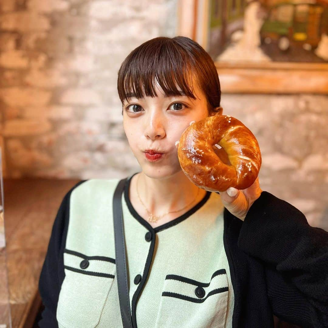 三谷紬さんのインスタグラム写真 - (三谷紬Instagram)「🥯🩶 韓国で食べたベーグル。 とっても並んでいて、かなり待ったけど 待つ甲斐がありすぎました。 本当に忘れられないくらい美味しい🥺 また韓国行った時は絶対に買いに行きます笑 * #韓国#ベーグル#bagel#つやつや#美味しかった#最高#行列#並びすぎ#びっくり#런던베이글뮤지엄#korea#狎鷗亭#ロデオ#カロスキル#安国#テレビ朝日#アナウンサー#三谷紬」6月15日 20時39分 - mitani_tsumugi