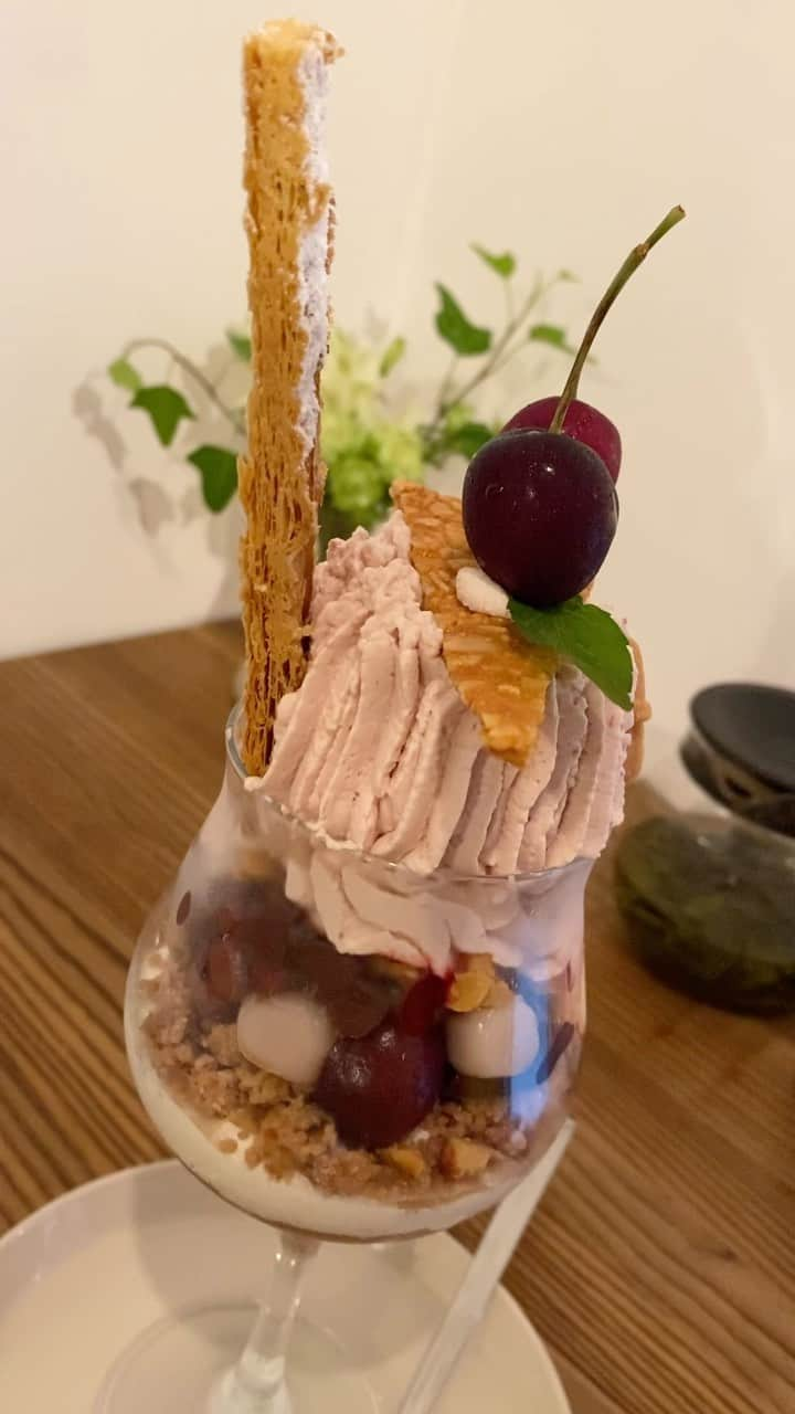 佐藤亜美菜のインスタグラム：「. 🕊️ｱﾒﾘｶﾝﾁｪﾘｰのﾊﾟﾌｪ🍒 白玉 小豆と共に食べる和風味 ｶｽﾀｰﾄﾞ ﾊﾟｲと共に食べる洋風味 左右でふたつの味がたのしめるなんて！ そしてもちろん合わさっても美味しい〜 台湾茶もおかわりまでたっぷりくださって いつも優しい @parfaitbar_agari さん♡  #parfait #americancherry」