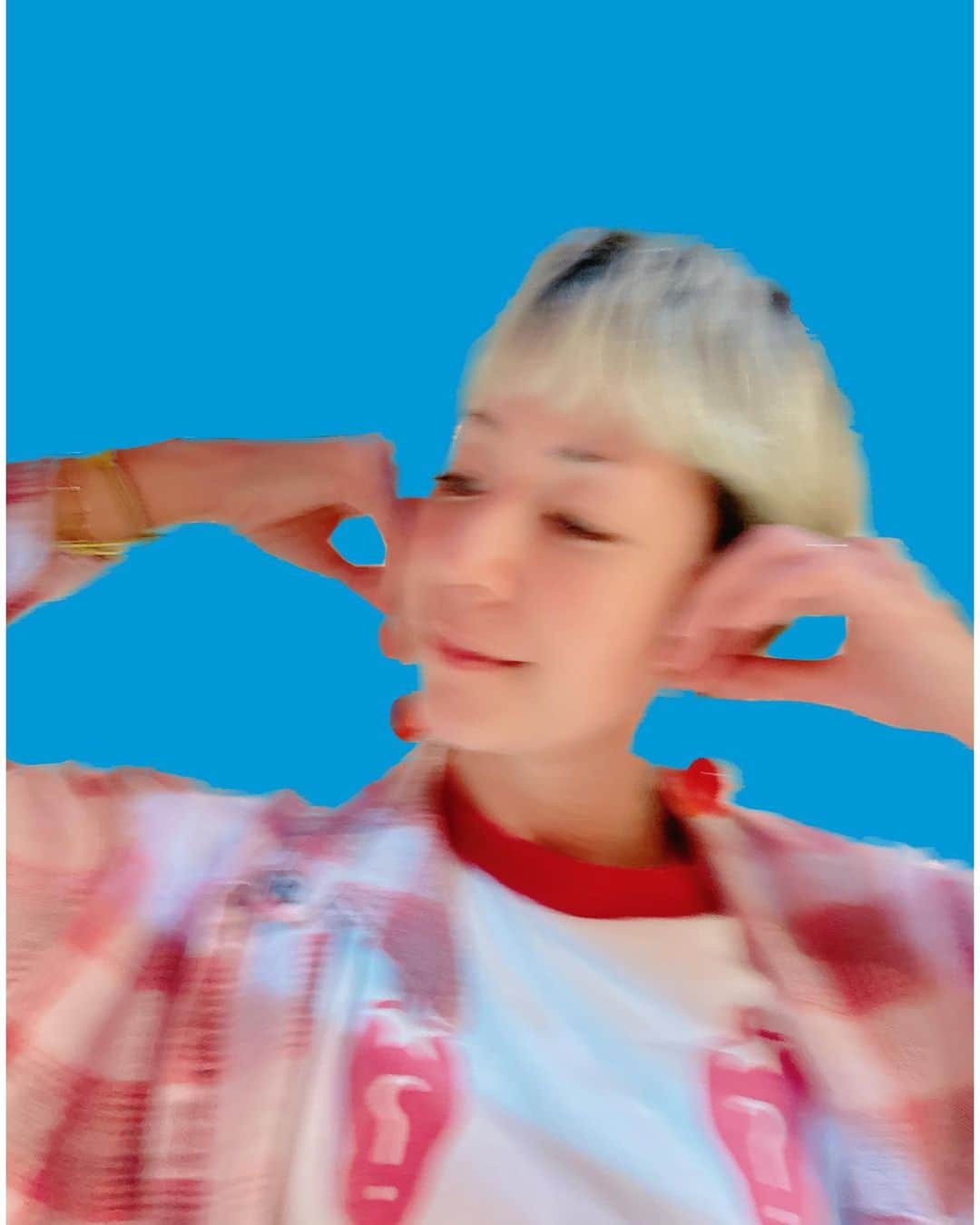 木村カエラのインスタグラム：「さくらんぼ🍒たくさん頂きました。 娘に写真撮ってと頼んだら、ブレてた。  #さくらんぼ」