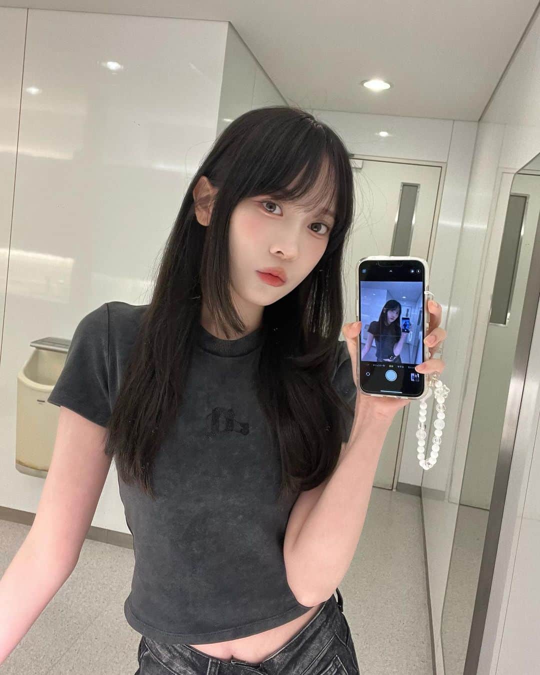 のインスタグラム：「顔周りの毛に短めのレイヤー入れたんだ〜👶🏻どんな系統にも合わせやすくて、めちゃくちゃ絶妙な長さなの！かわいくてお気に入り🖤」