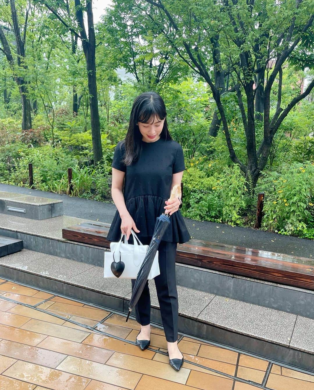 上野仁美さんのインスタグラム写真 - (上野仁美Instagram)「. ⁡ 先日の雨の日のコーデ。 お気に入りトップスで、気持ちを晴れやかに💓 トップスは色違いで白と黒を持っています🤍🖤 ⁡ ⁡ ほぼ毎日モノトーンコーデが続いていますが 一番落ち着く😌🫶 ⁡ ⁡ tops... @tsurubymarikooikawa #tsurubymarikooikawa  bag... @chieko6 #chieko  shoes... @temperate64 #temperate  ⁡ ⁡ #雨の日コーデ #コーデ #ツルバイマリコオイカワ #テンパレイト #レインシューズ #モノトーンコーデ」6月15日 20時46分 - hitomi0502_u
