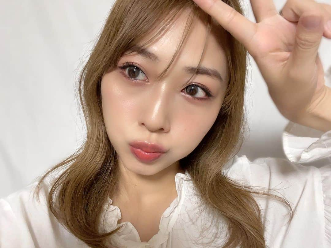 yurikaさんのインスタグラム写真 - (yurikaInstagram)「💗MAKEUP🫧 * 久しぶりのメイク動画🥹💕 新作を使っていつもとちょっと違うメイクにしてみた🫶 キラキラでさらさら✨ * やっぱりメイクって楽しいな😙❤️‍🔥 * * #makeup #血色メイク #ネンマクフェイクルージュ #ヴィセ  #アンドビー #andbe #新作コスメ #メイク #落ちにくいリップ #崩れにくいベースメイク #ピエナージュ #toofaced #トゥーフェイスド #ウォンジョンヨ」6月15日 20時46分 - yuri0813ka