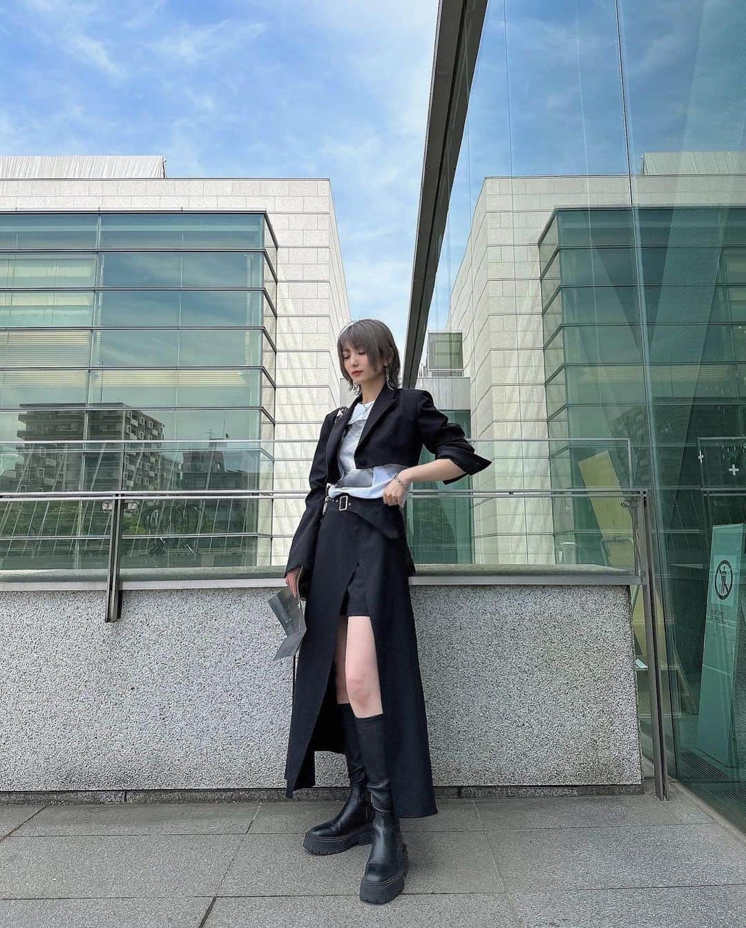 のインスタグラム：「@saki.h912   このスカート付きショートパンツは @addixy_official 立ち上げ時最初に作ったアイテム。  ウエストのベルトとスリットの脚見せでいつもより確実にスタイルアップできるアイテム  こんな感じでひとくせあるアイテムを作るようにしています  公式オンラインストアでは完売していますがマガシークさんにて在庫がほんの少しだけあります @addixy_official   . .  #ブラックコーデ #ブラックコーディネート #モード系 #モード系ファッション #モード系女子 #韓国ファッション #韓国コーデ #モノトーンコーデ #モノトーン #オトナカジュアル #大人カジュアル #高身長コーデ #y2k  #y2kファッション #165cm #１６５ｃｍコーデ #ブーツコーデ  #ショートパンツ #ショートパンツコーデ  #ジャケットコーデ #addixy」